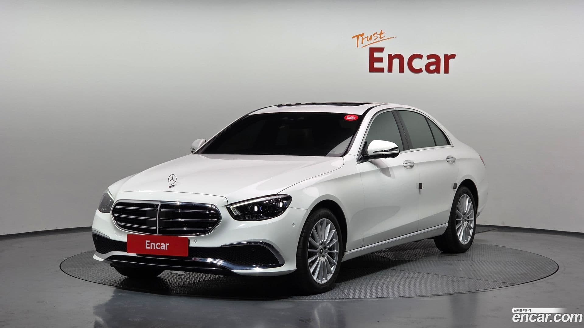 Main__Slider__Photo:E-Class Mercedes-Benz 2022.8-0