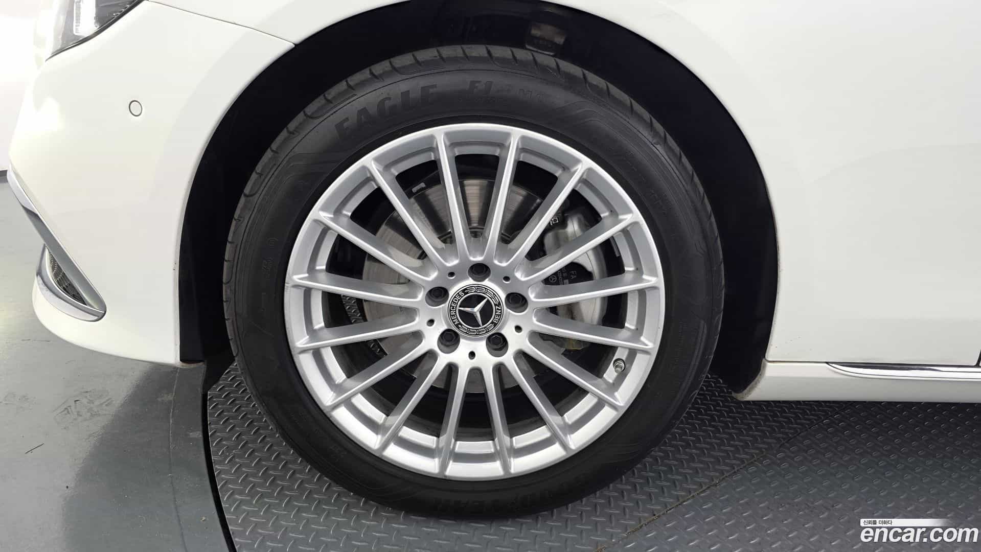 E-Class Mercedes-Benz 2022.8-OUTER-005