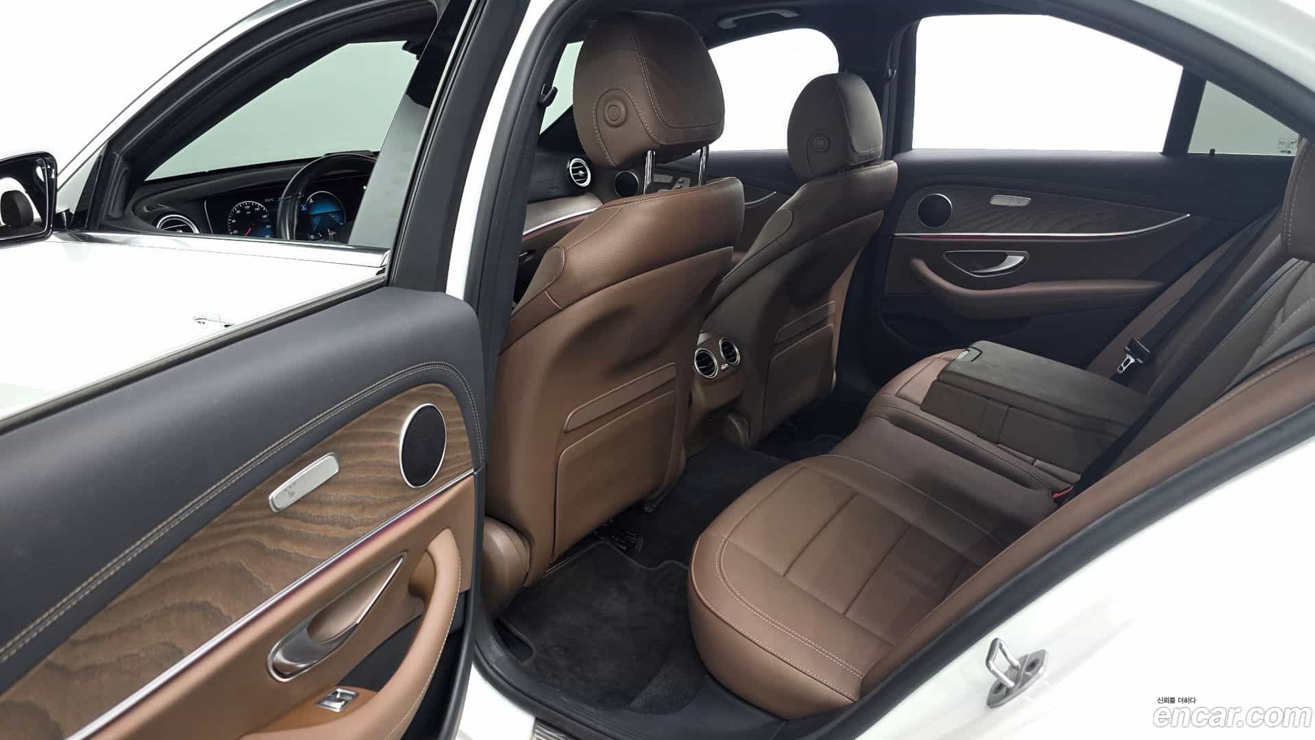 E-Class Mercedes-Benz 2022.8-OPTION-016