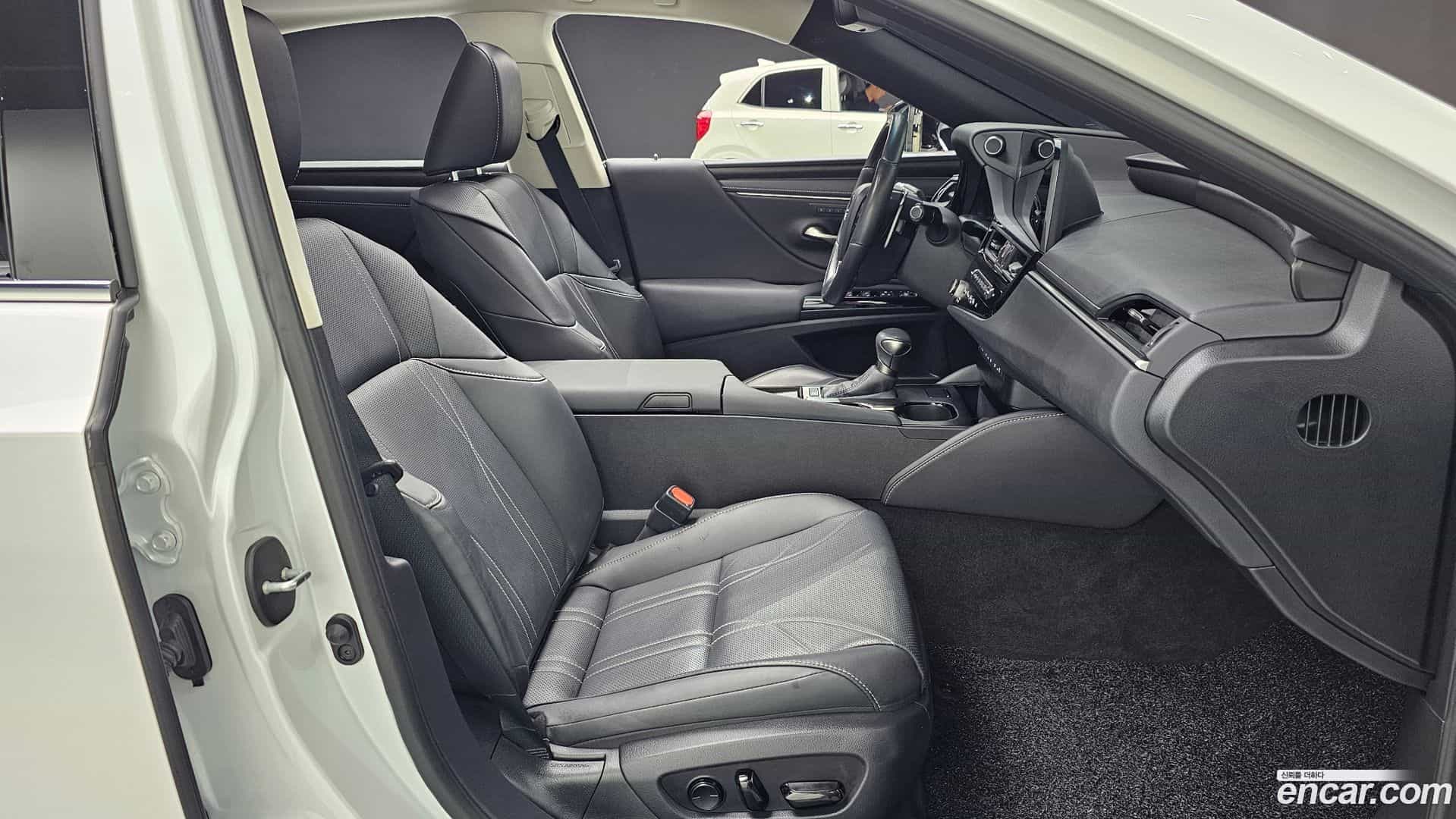 ES Lexus 2023.6-OPTION-016