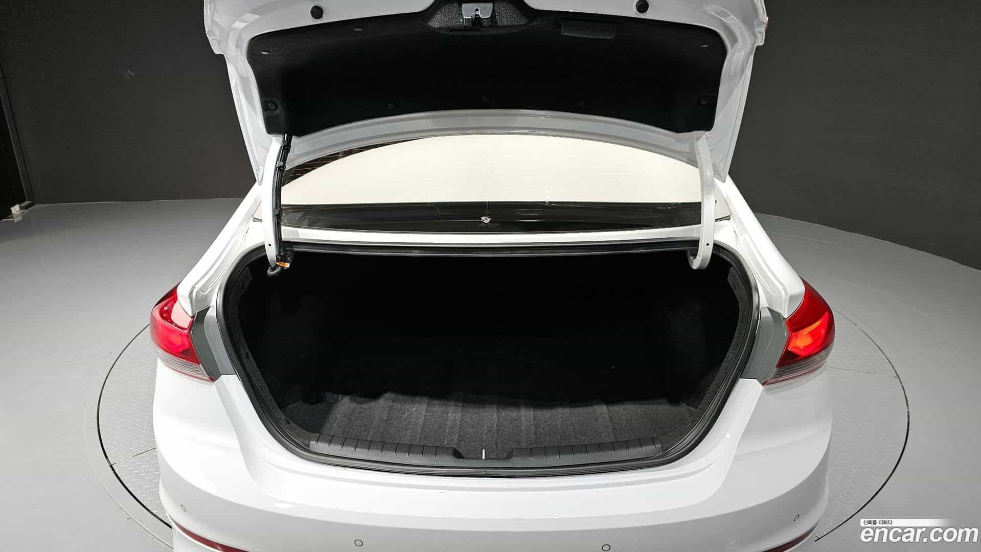 AVANTE Hyundai 2018.8-OPTION-041