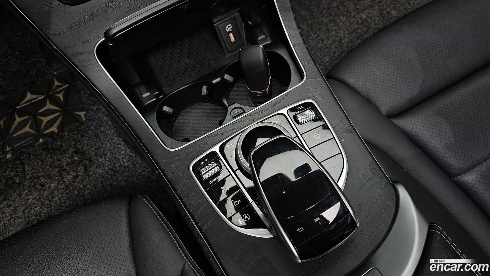 C-Class Mercedes-Benz 2019.1-OPTION-043