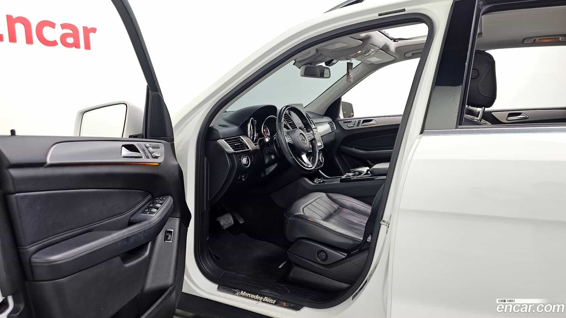 GLE-Class Mercedes-Benz 2018.10-INNER-010