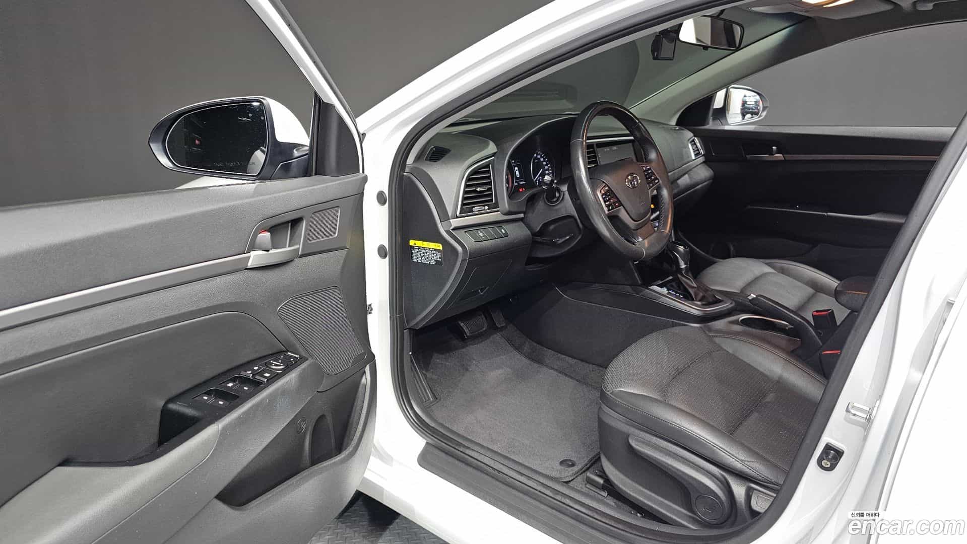 AVANTE Hyundai 2017.3-INNER-010