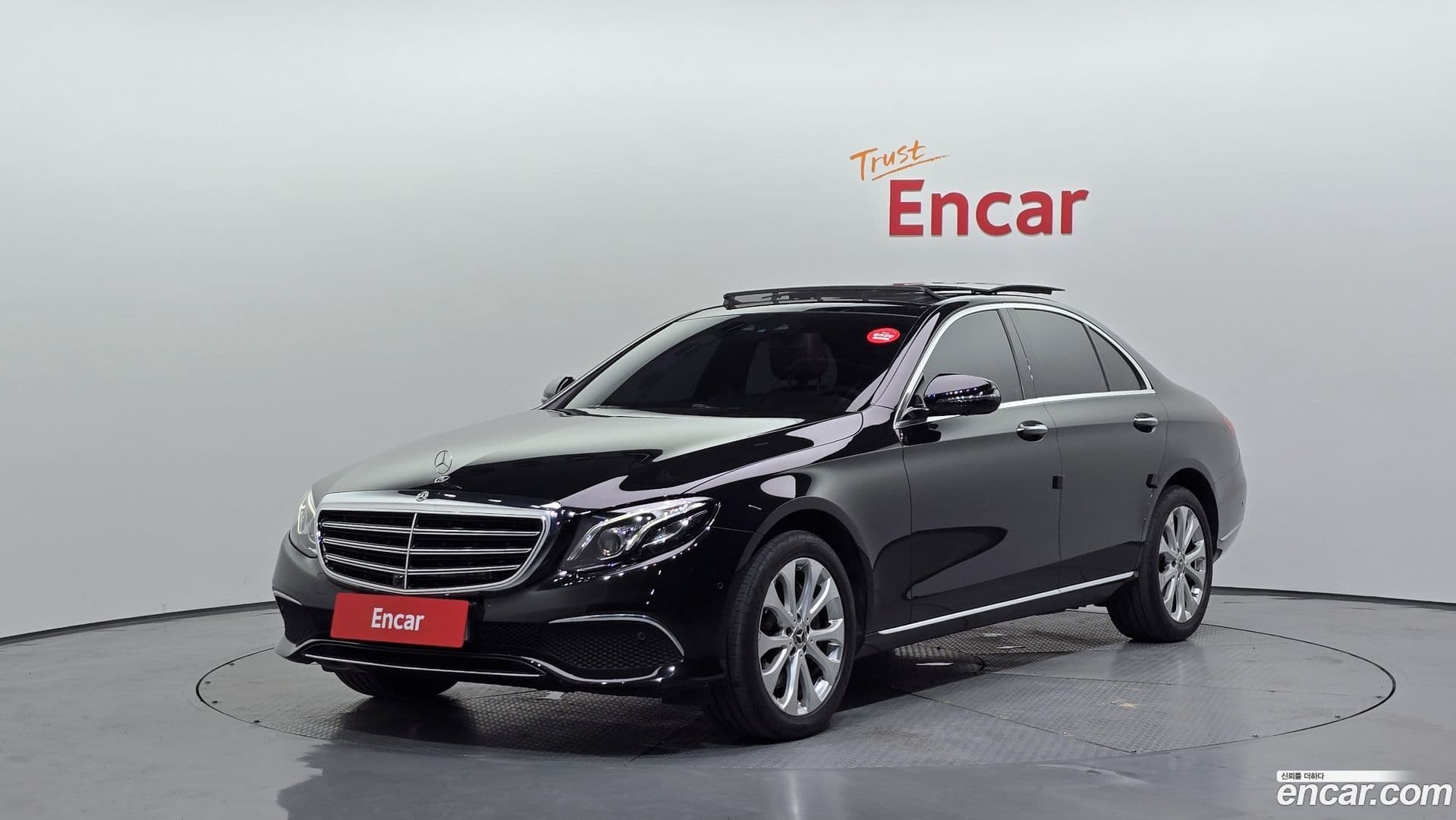 Main__Slider__Photo:E-Class Mercedes-Benz 2019.8-0