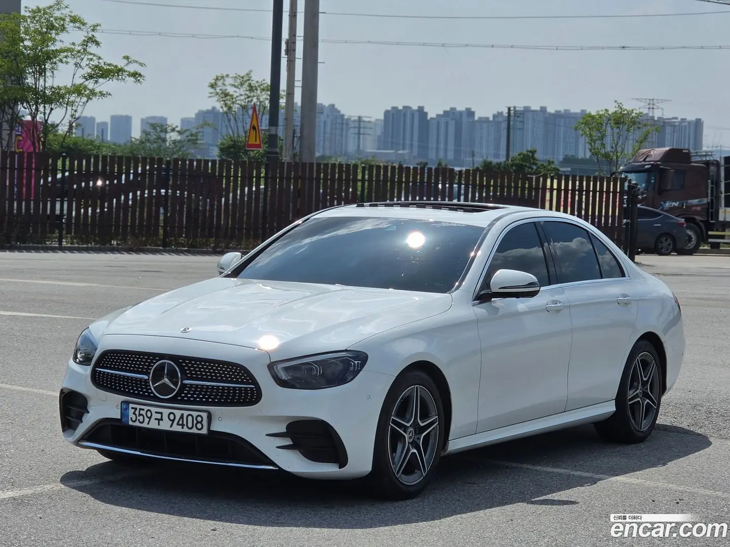 Main__Slider__Photo:E-Class Mercedes-Benz 2023.2-0