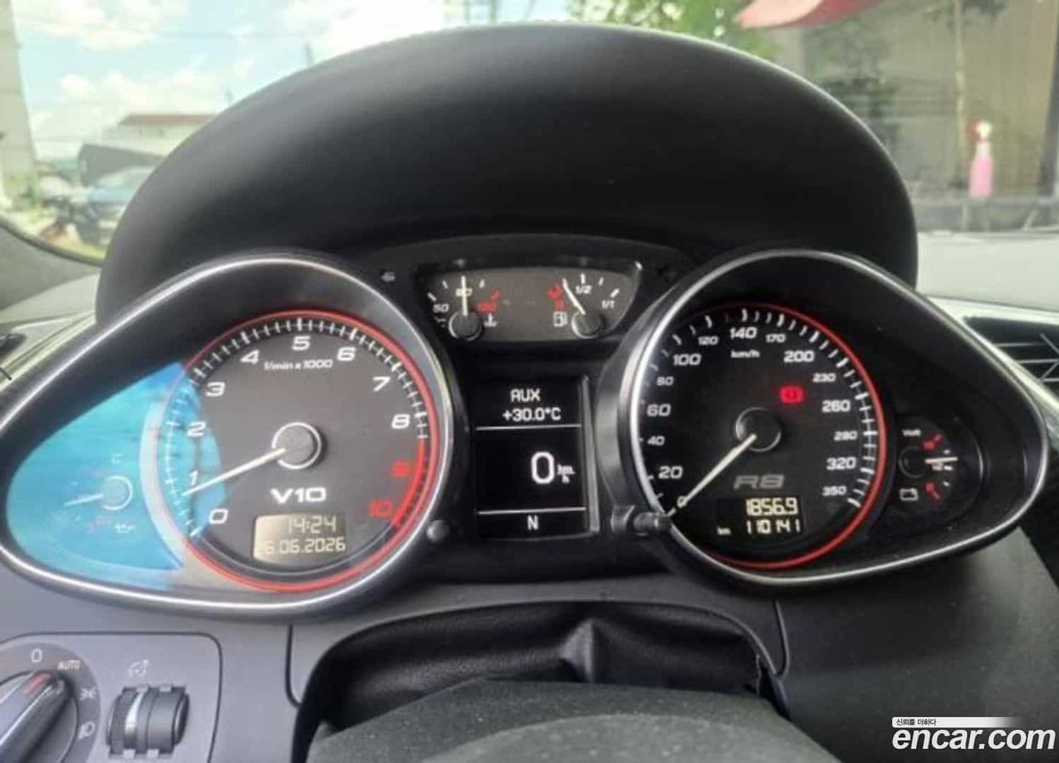 R8 Audi 2010.11-INNER-007