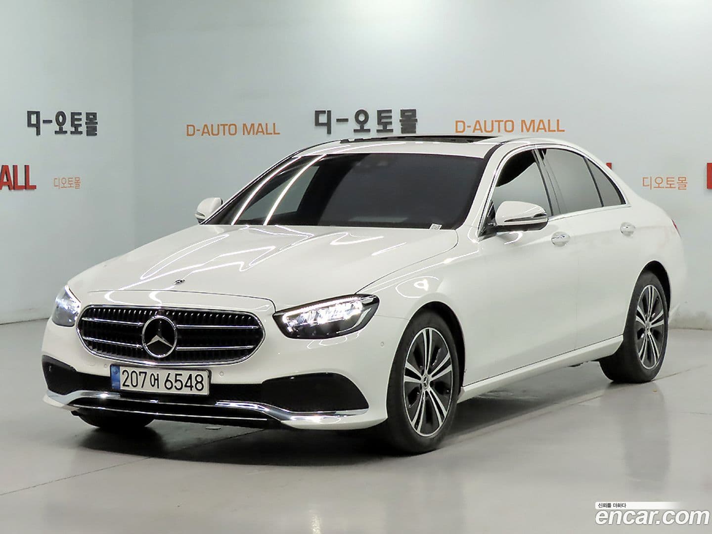 Main__Slider__Photo:E-Class Mercedes-Benz 2022.6-0
