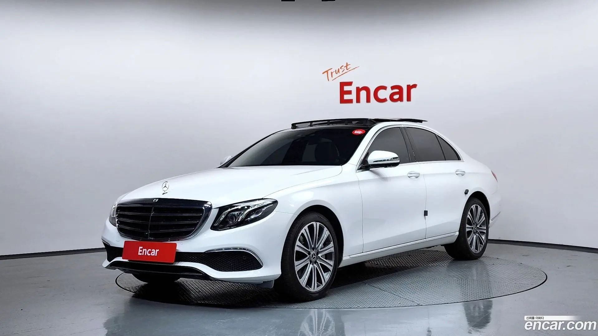 Main__Slider__Photo:E-Class Mercedes-Benz 2018.3-0