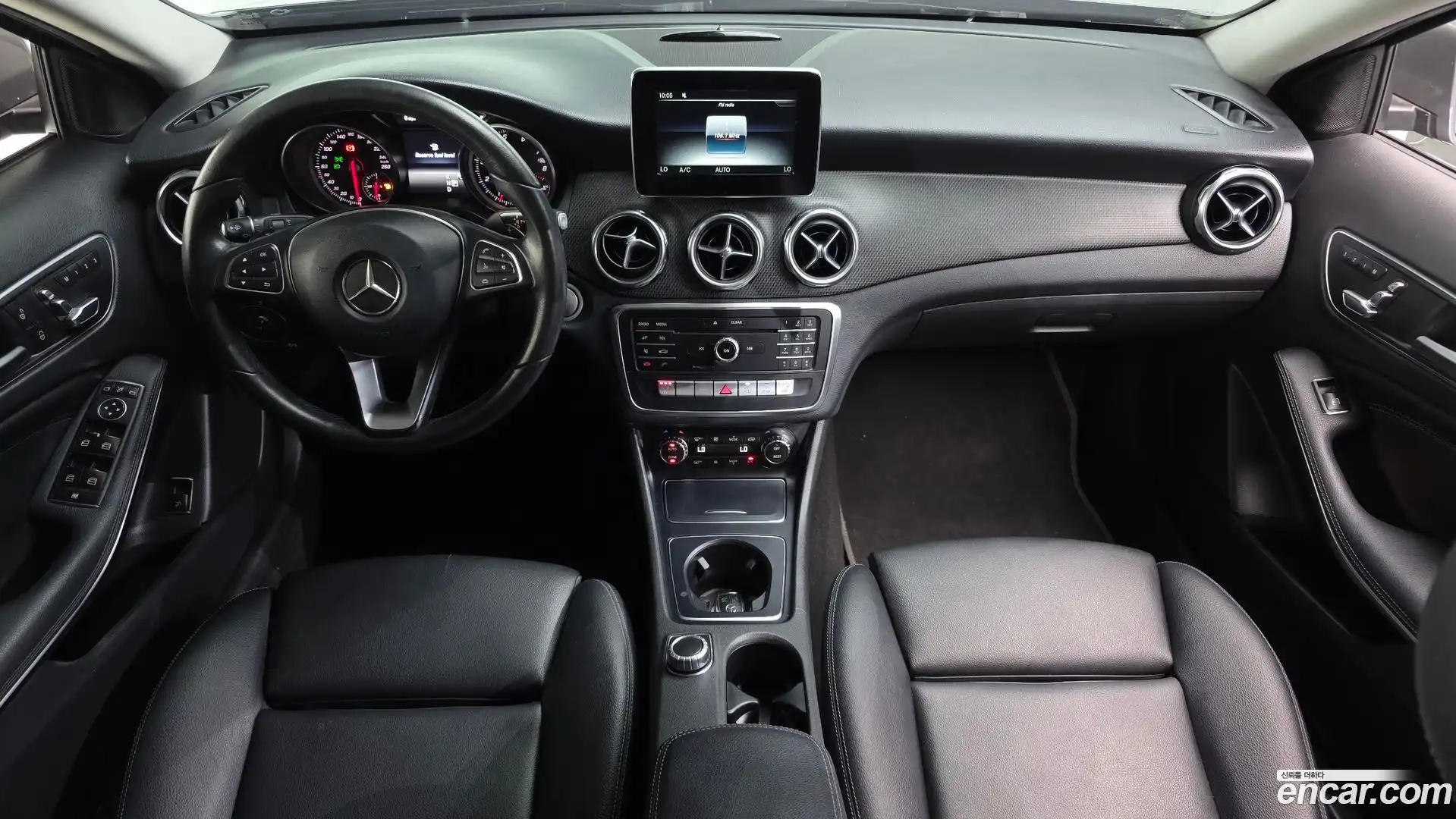 GLA-Class Mercedes-Benz 2018.6-INNER-007