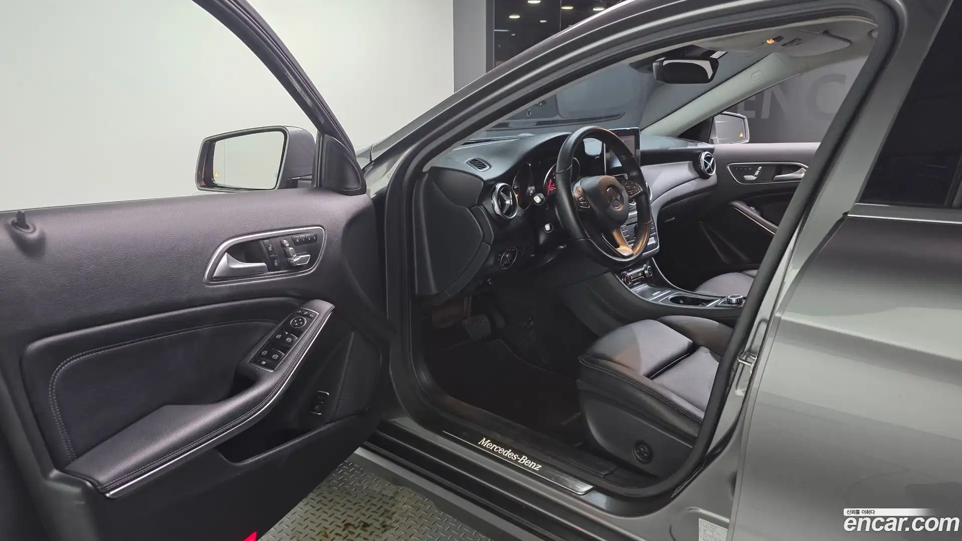 GLA-Class Mercedes-Benz 2018.6-INNER-010