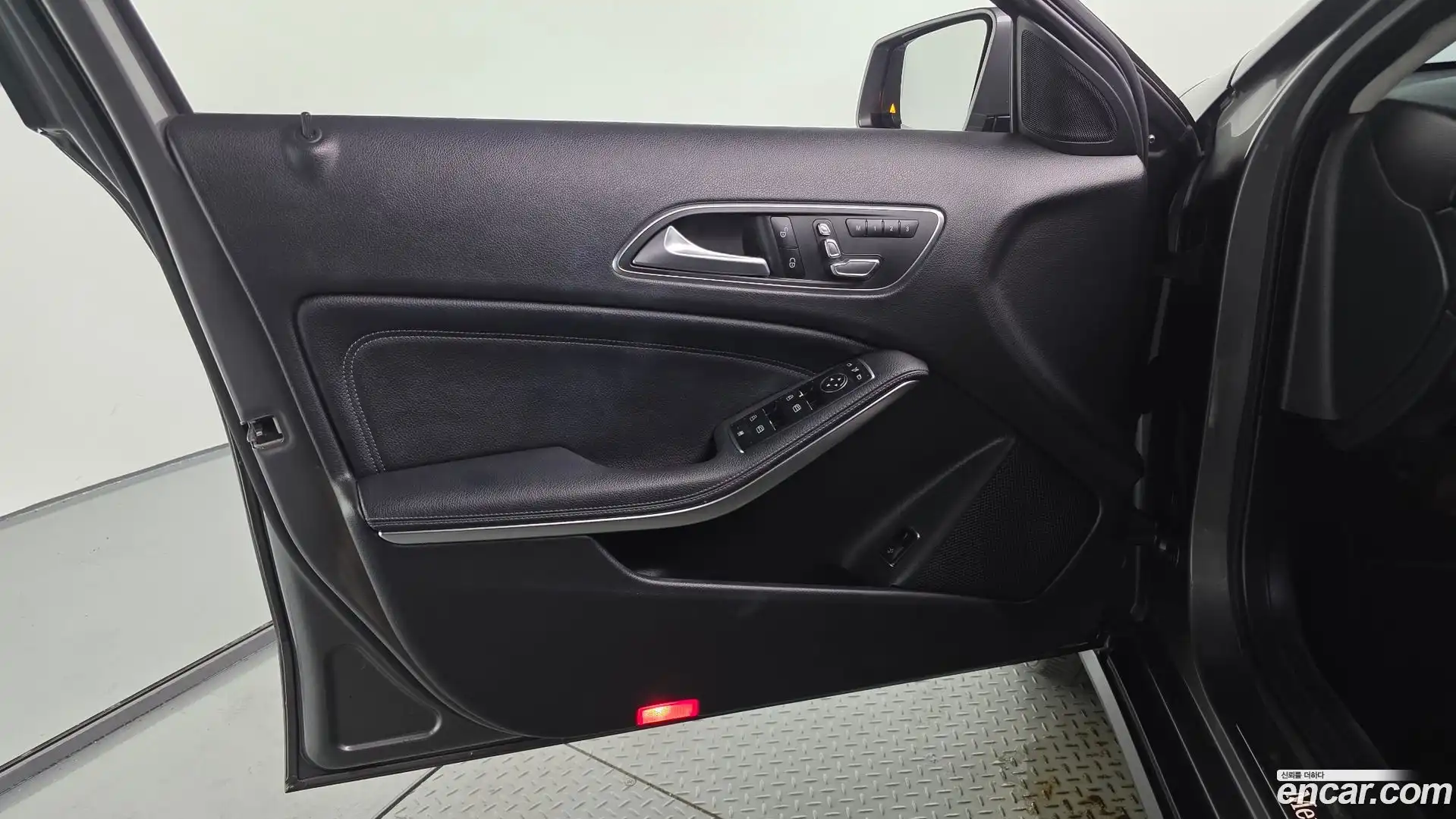 GLA-Class Mercedes-Benz 2018.6-INNER-034