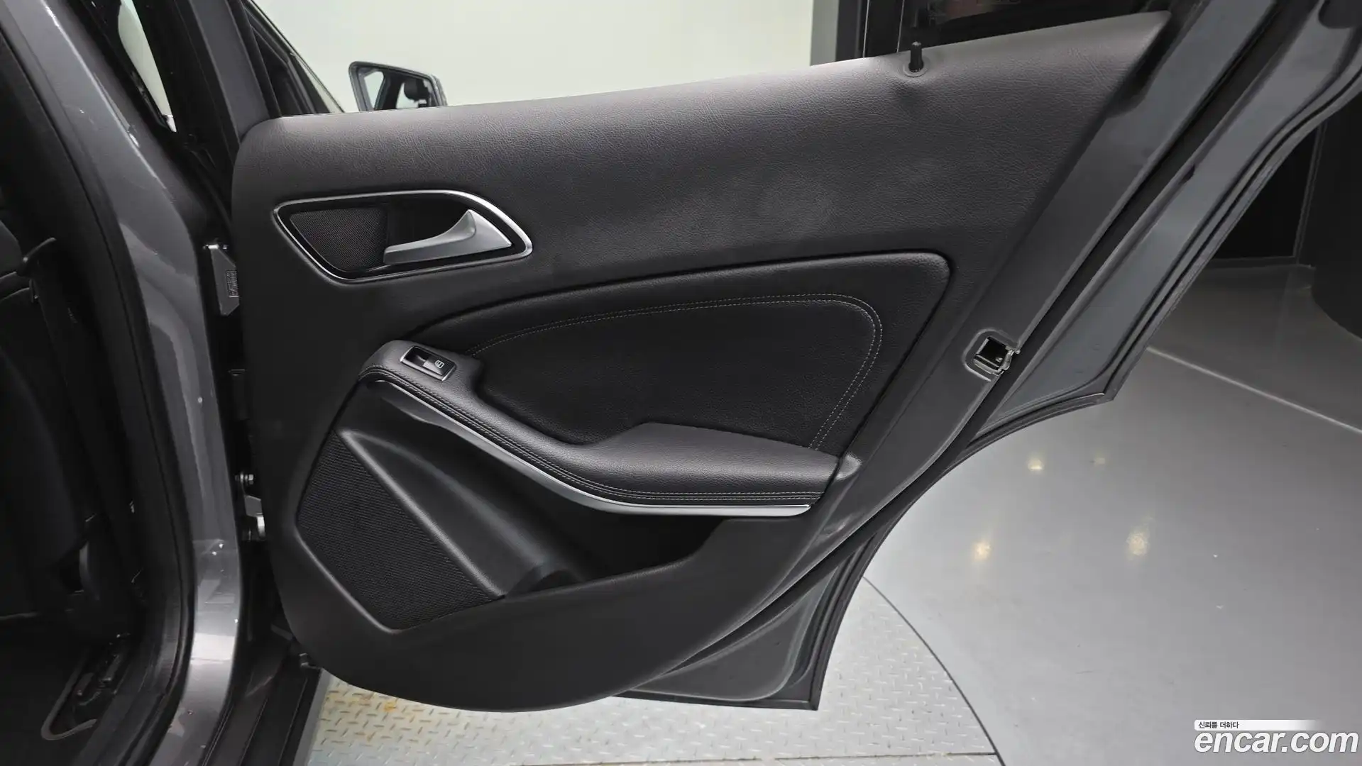GLA-Class Mercedes-Benz 2018.6-INNER-035