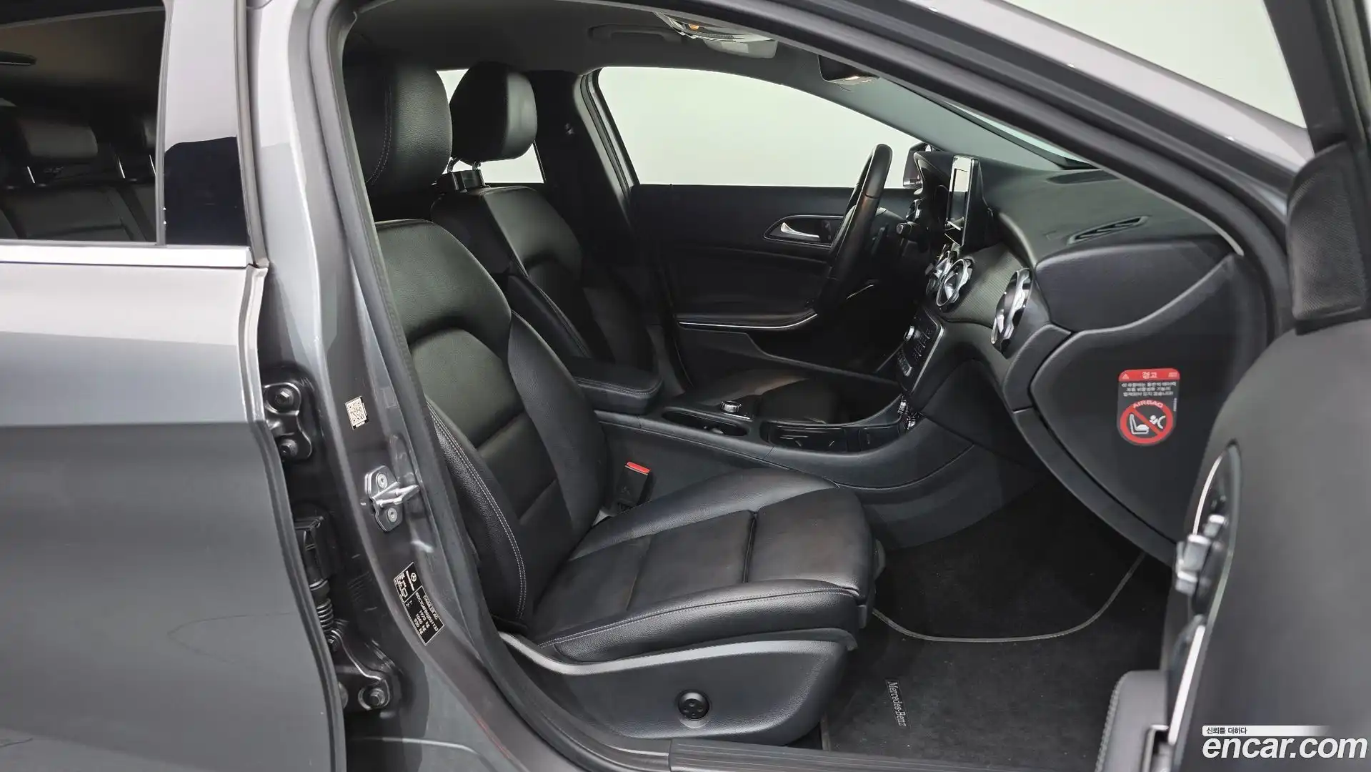 GLA-Class Mercedes-Benz 2018.6-INNER-036