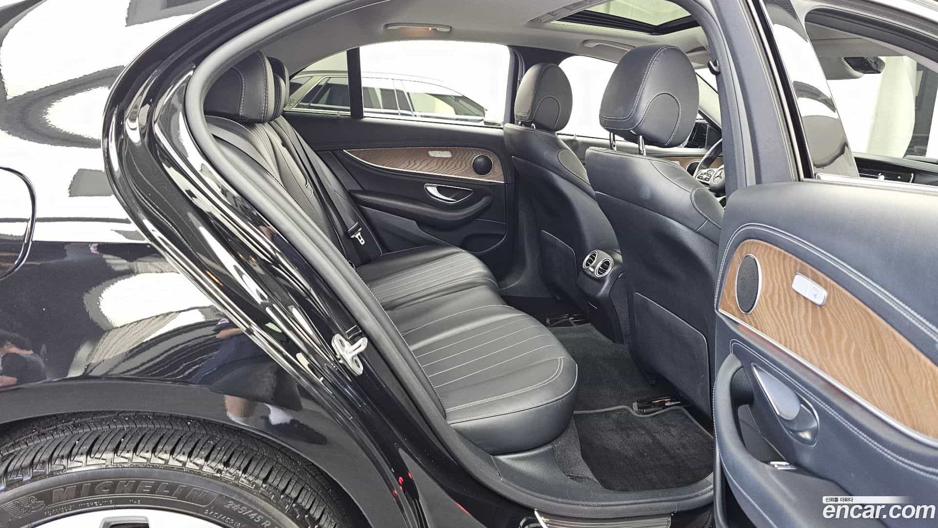 E-Class Mercedes-Benz 2019.10-OPTION-016