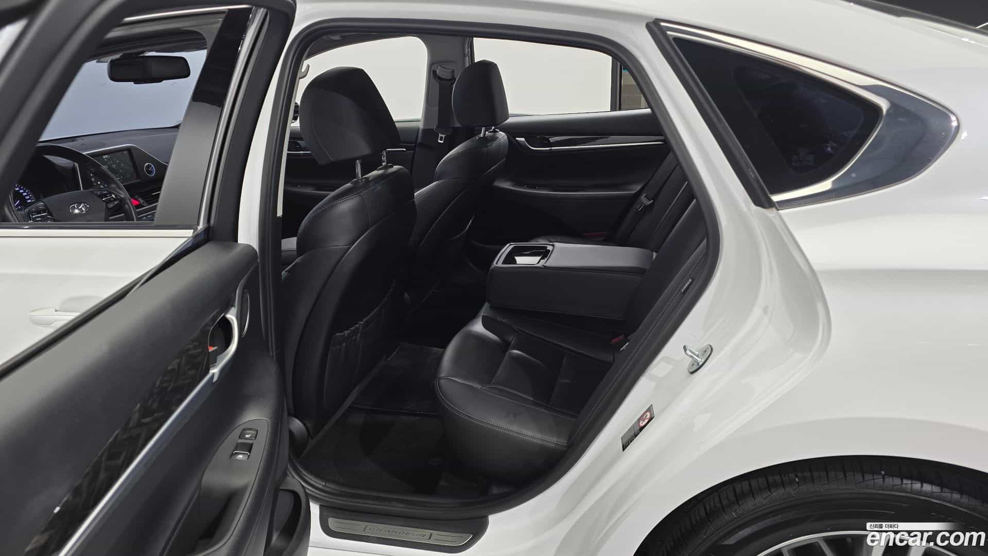 Grandeur Hyundai 2017.8-OPTION-015
