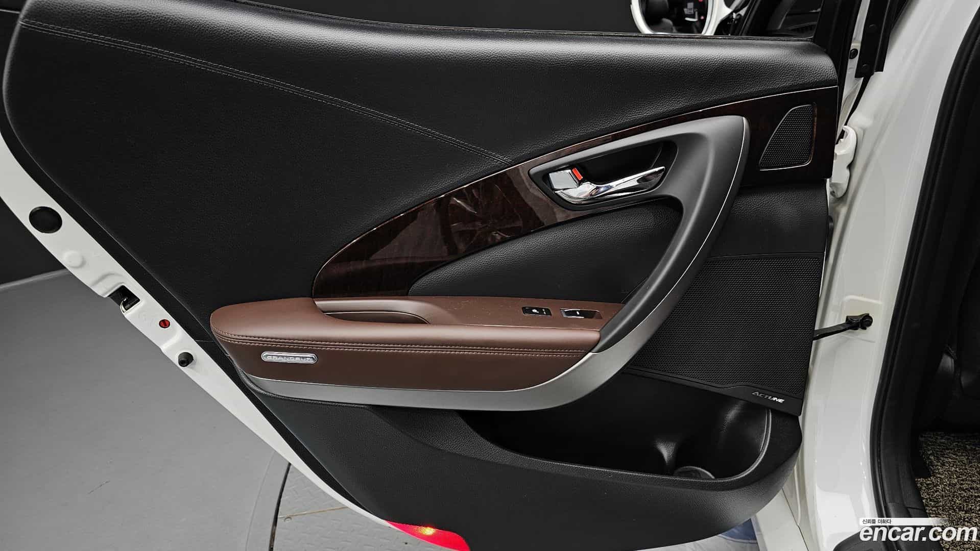 Grandeur Hyundai 2015.0-INNER-035