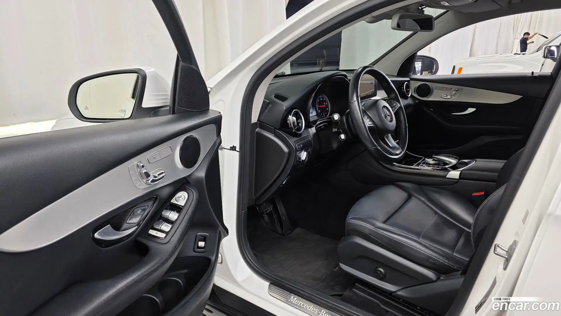 GLC-Class Mercedes-Benz 2018.3-INNER-010