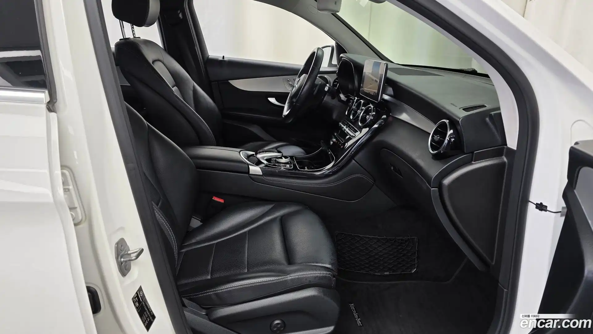 GLC-Class Mercedes-Benz 2018.3-INNER-036