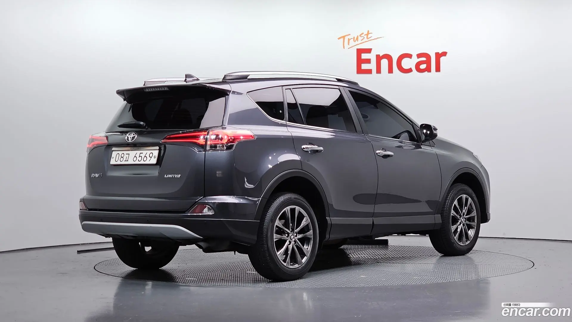 Main__Slider__Photo:RAV4 Toyota 2017.0-1