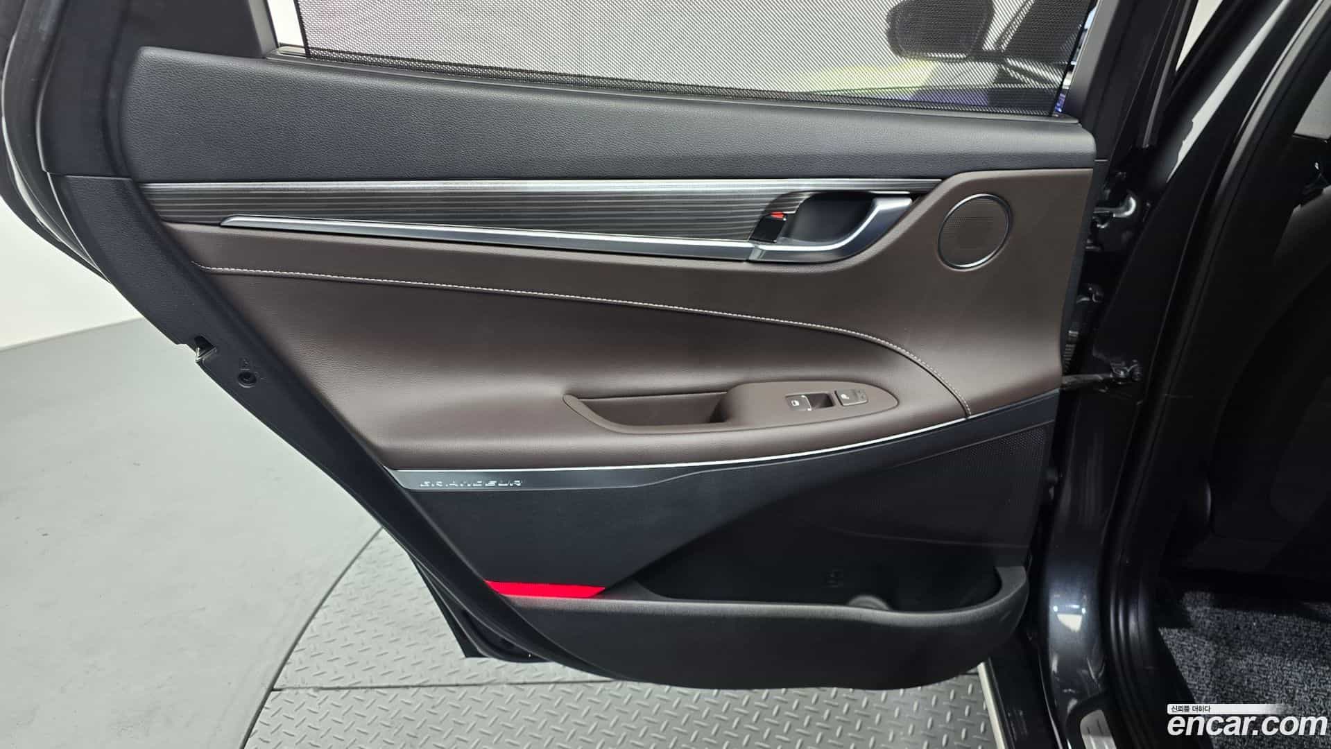 Grandeur Hyundai 2018.11-INNER-035