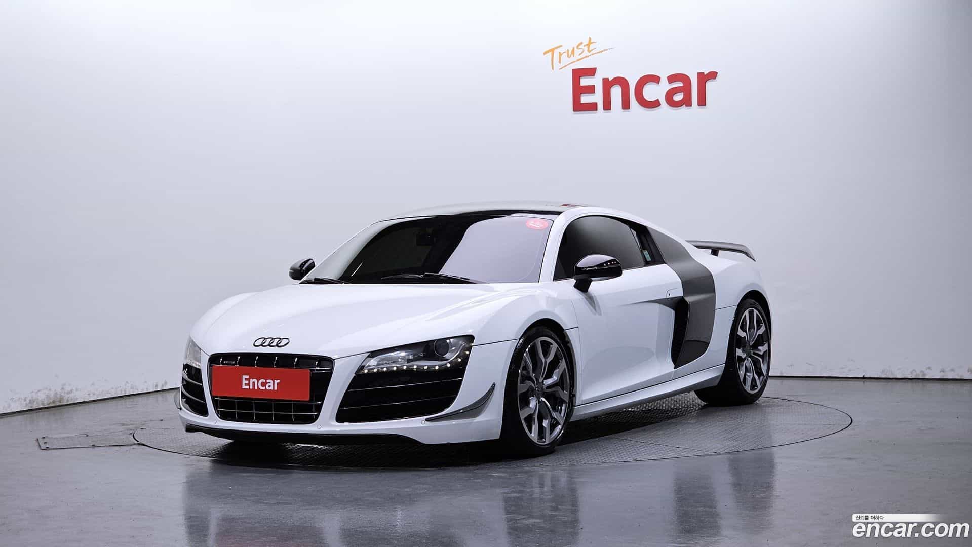 R8 Audi 2010.11-OUTER-001