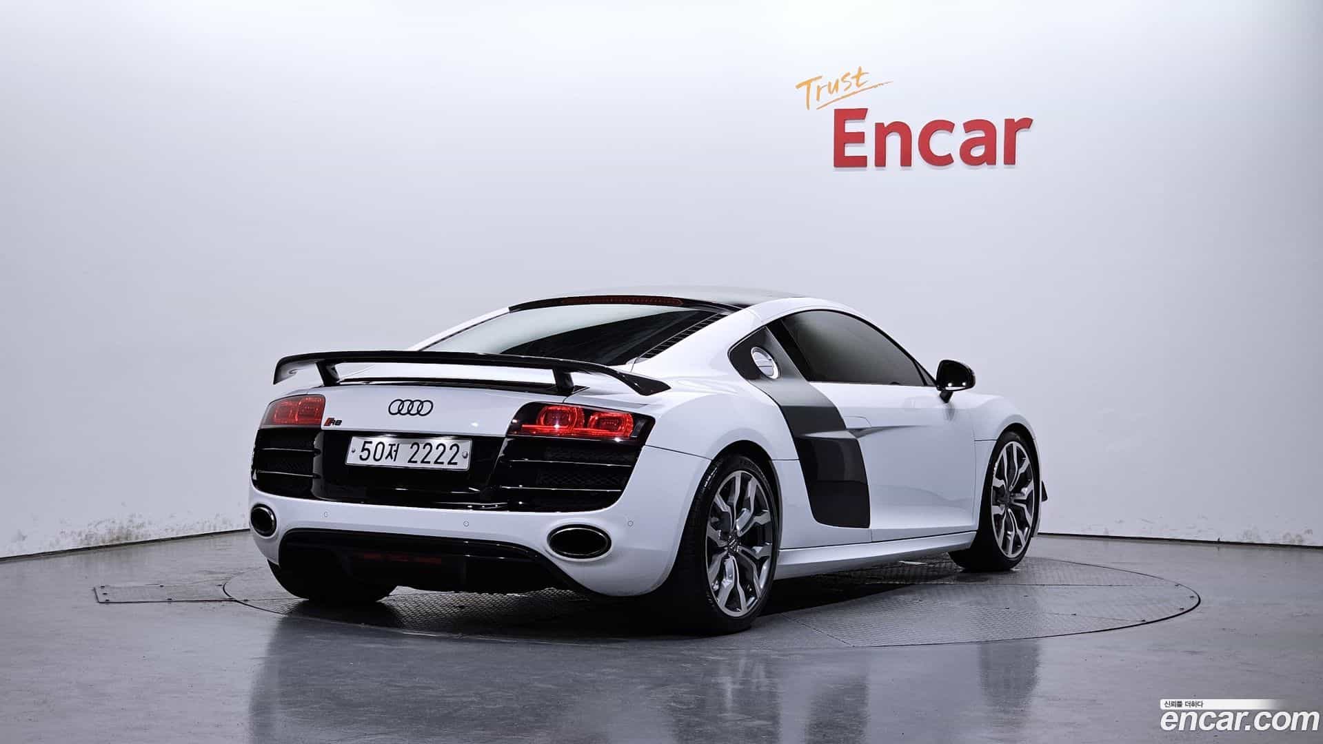 R8 Audi 2010.11-OUTER-002