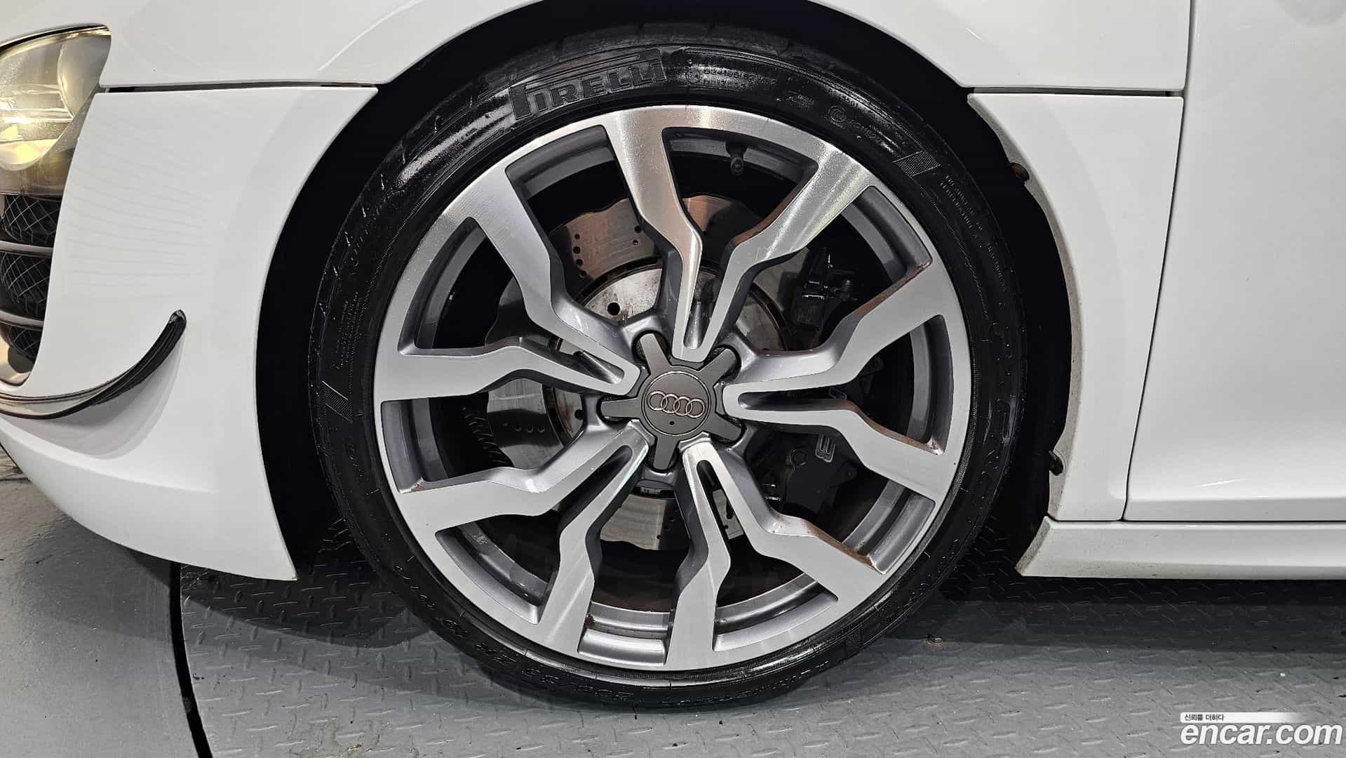 R8 Audi 2010.11-OUTER-005