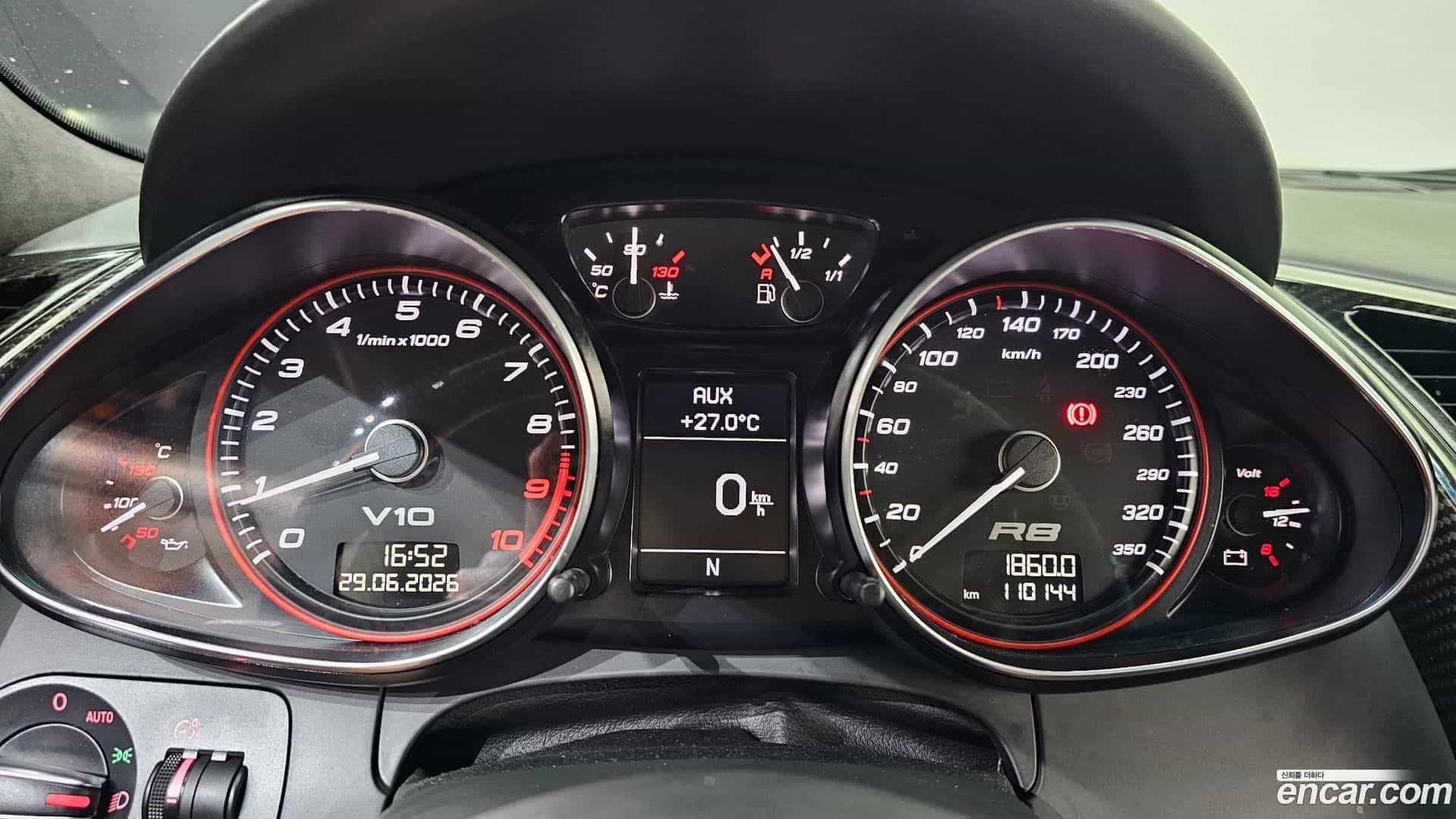 R8 Audi 2010.11-INNER-008