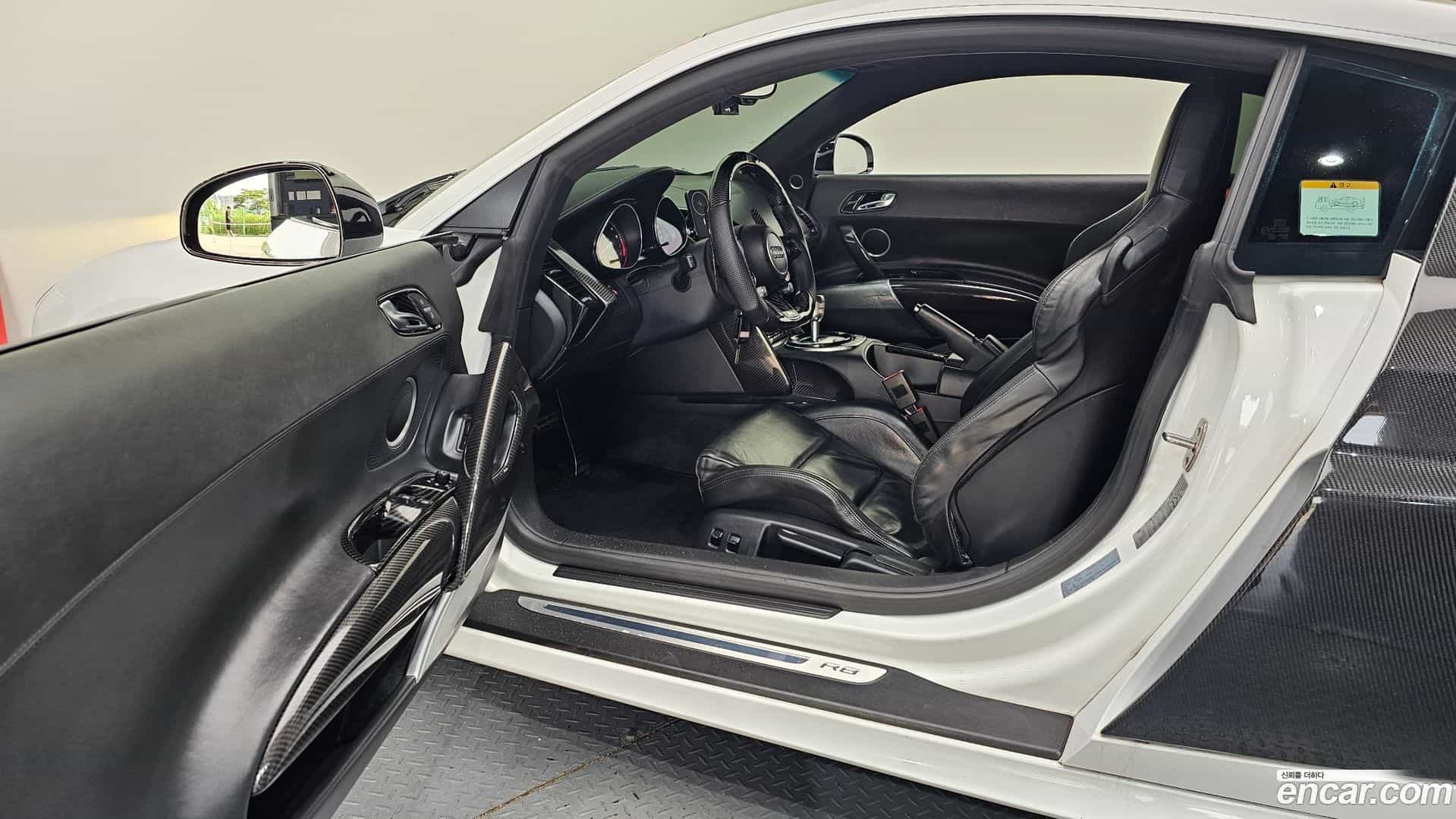 R8 Audi 2010.11-INNER-010
