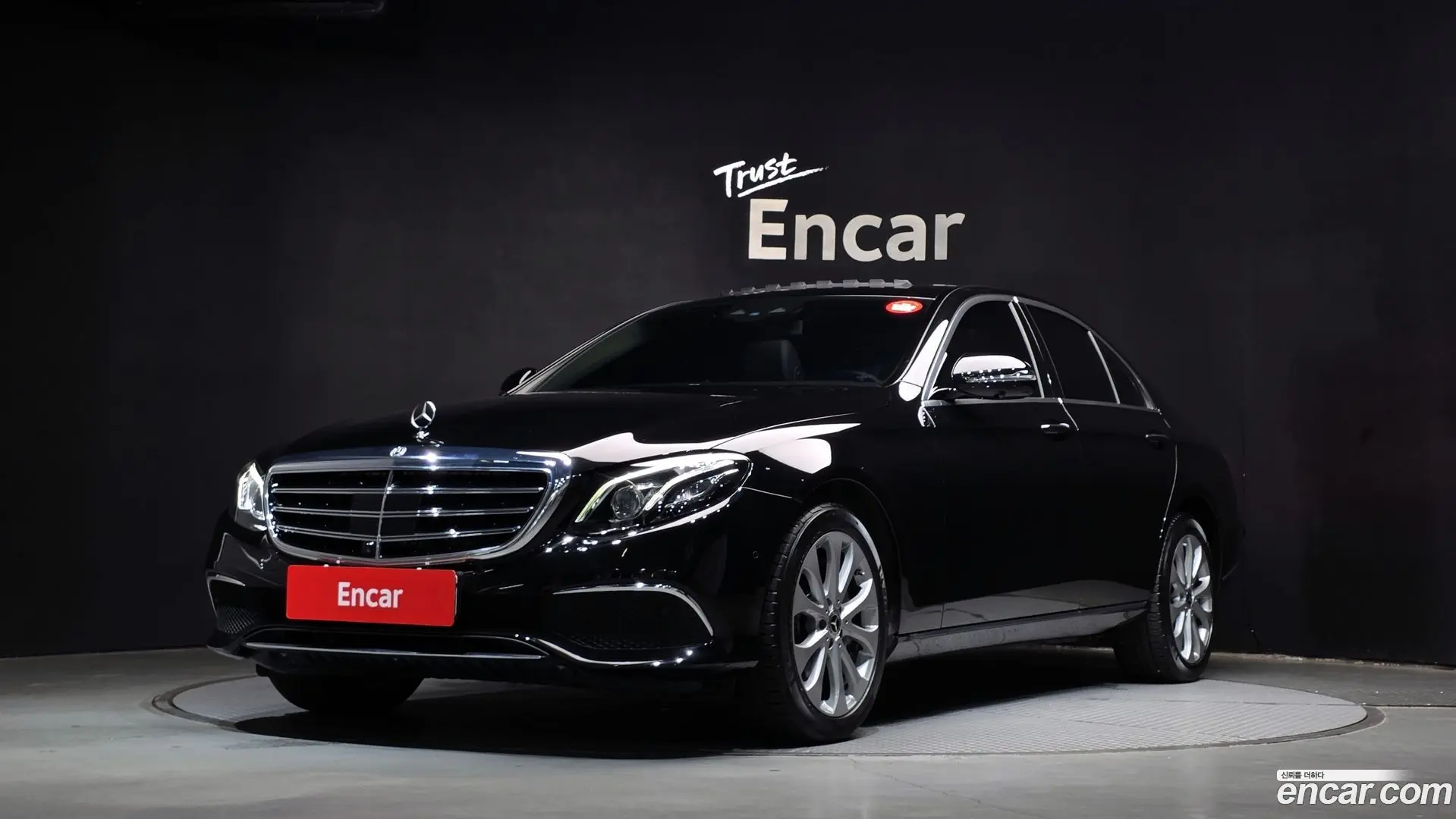 Main__Slider__Photo:E-Class Mercedes-Benz 2020.8-0