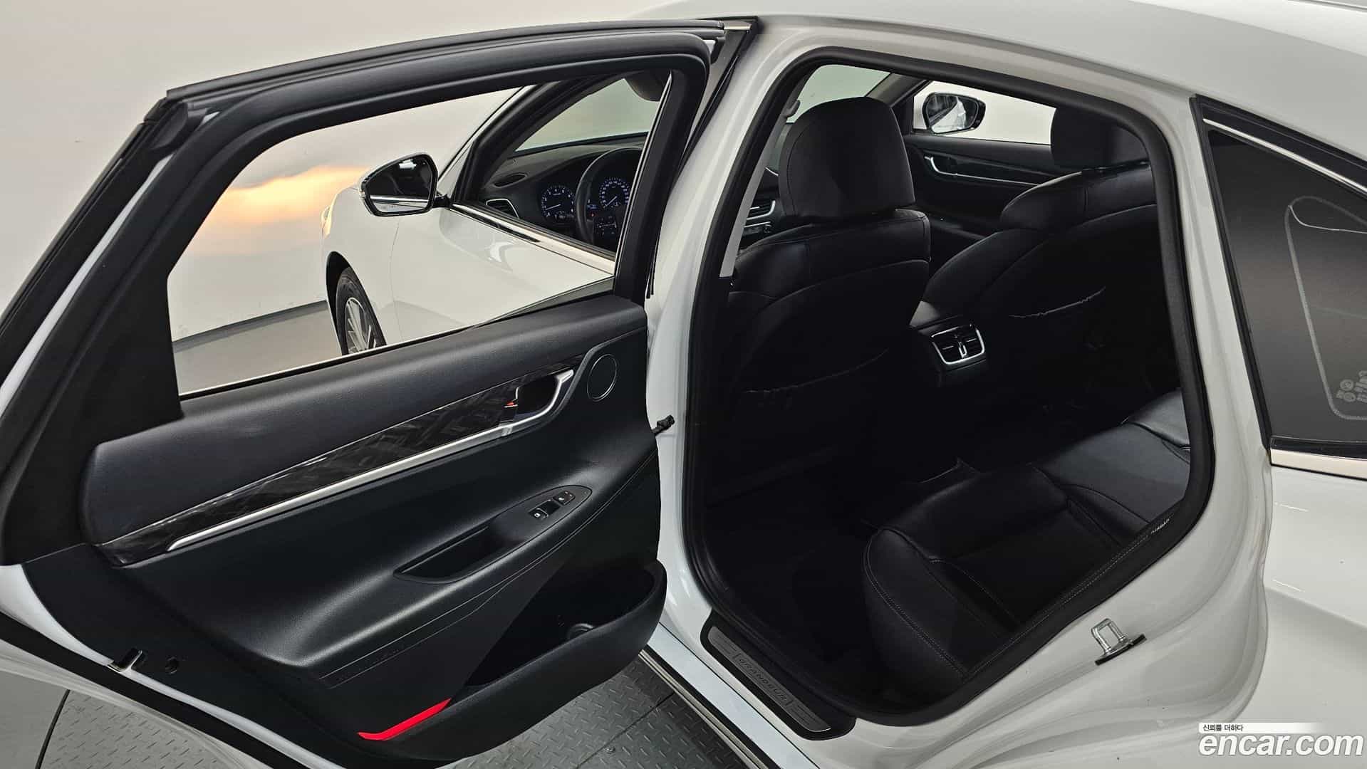 Grandeur Hyundai 2018.8-OPTION-021