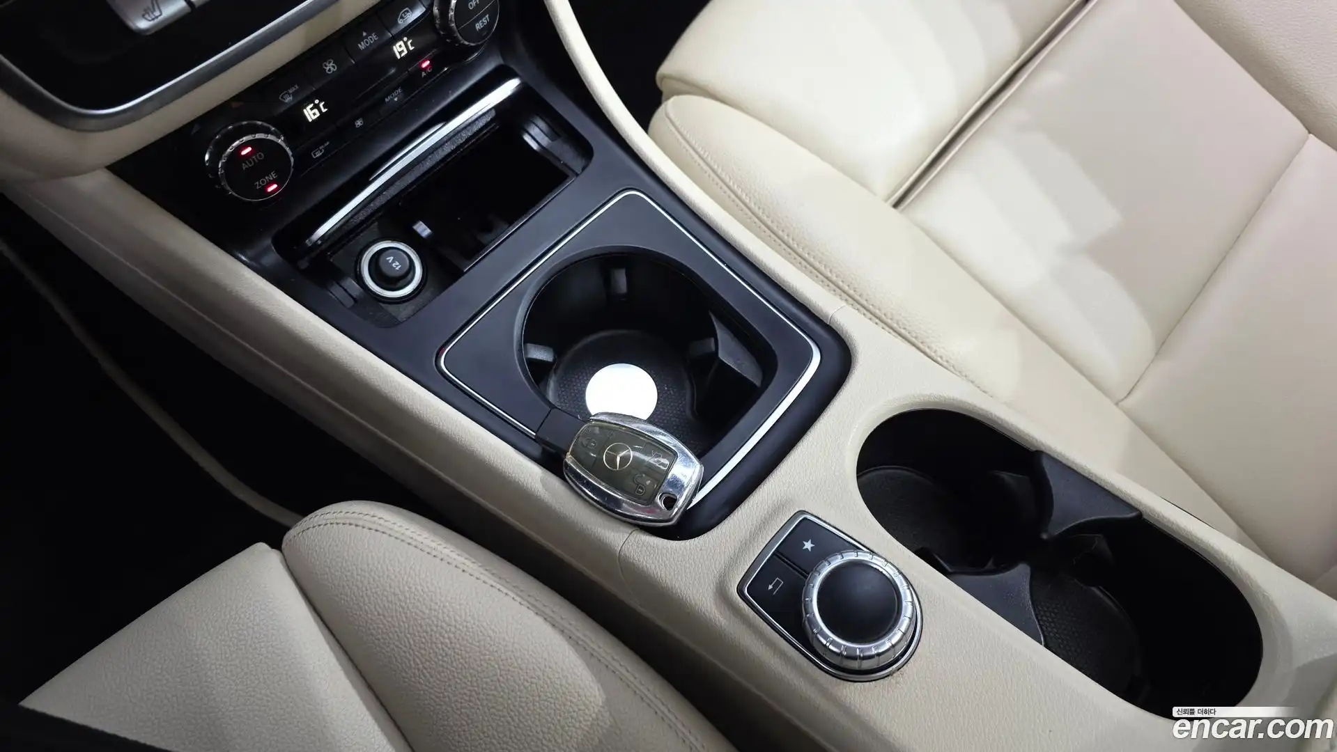 GLA-Class Mercedes-Benz 2019.0-INNER-009