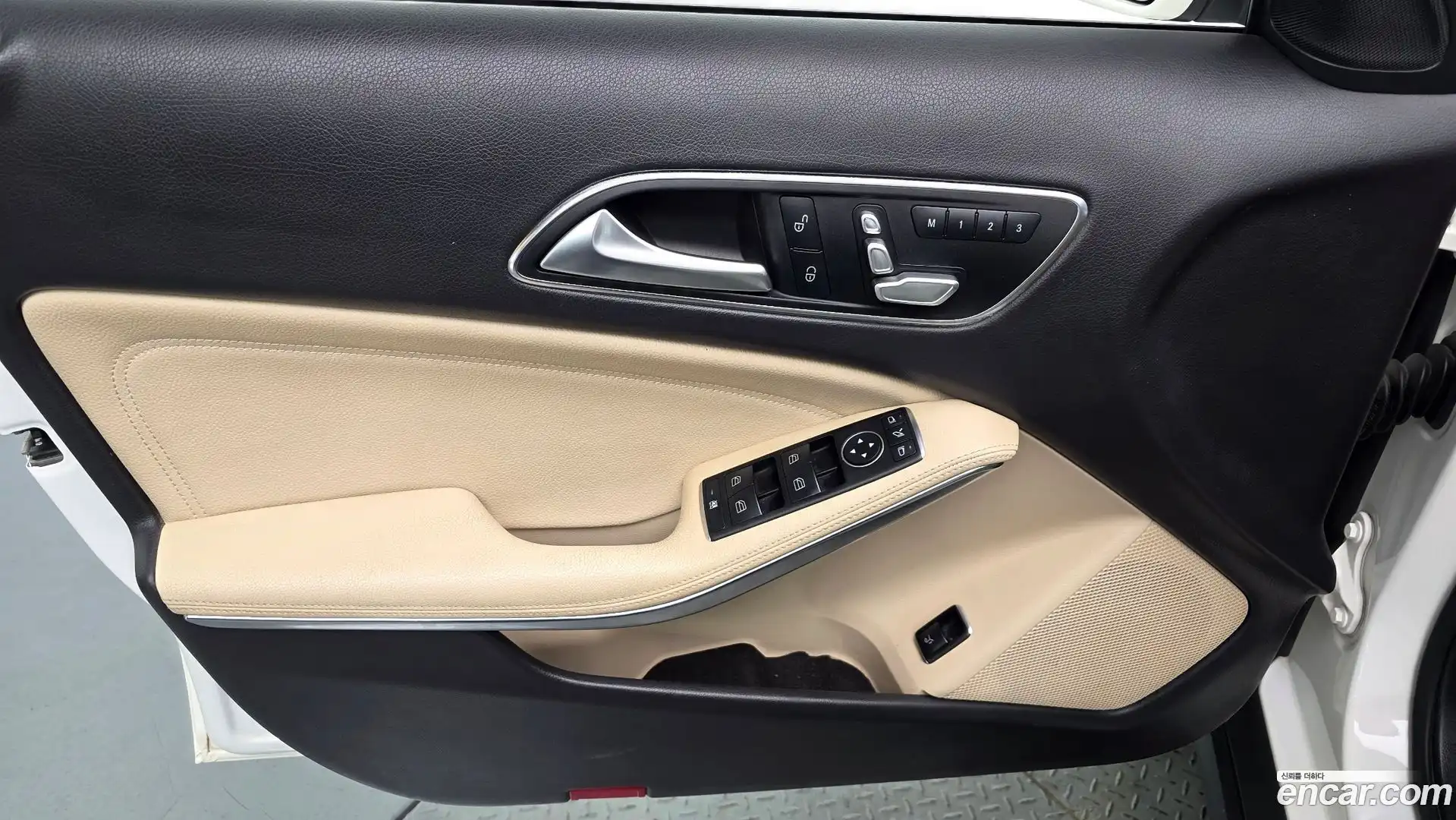 GLA-Class Mercedes-Benz 2019.0-INNER-034