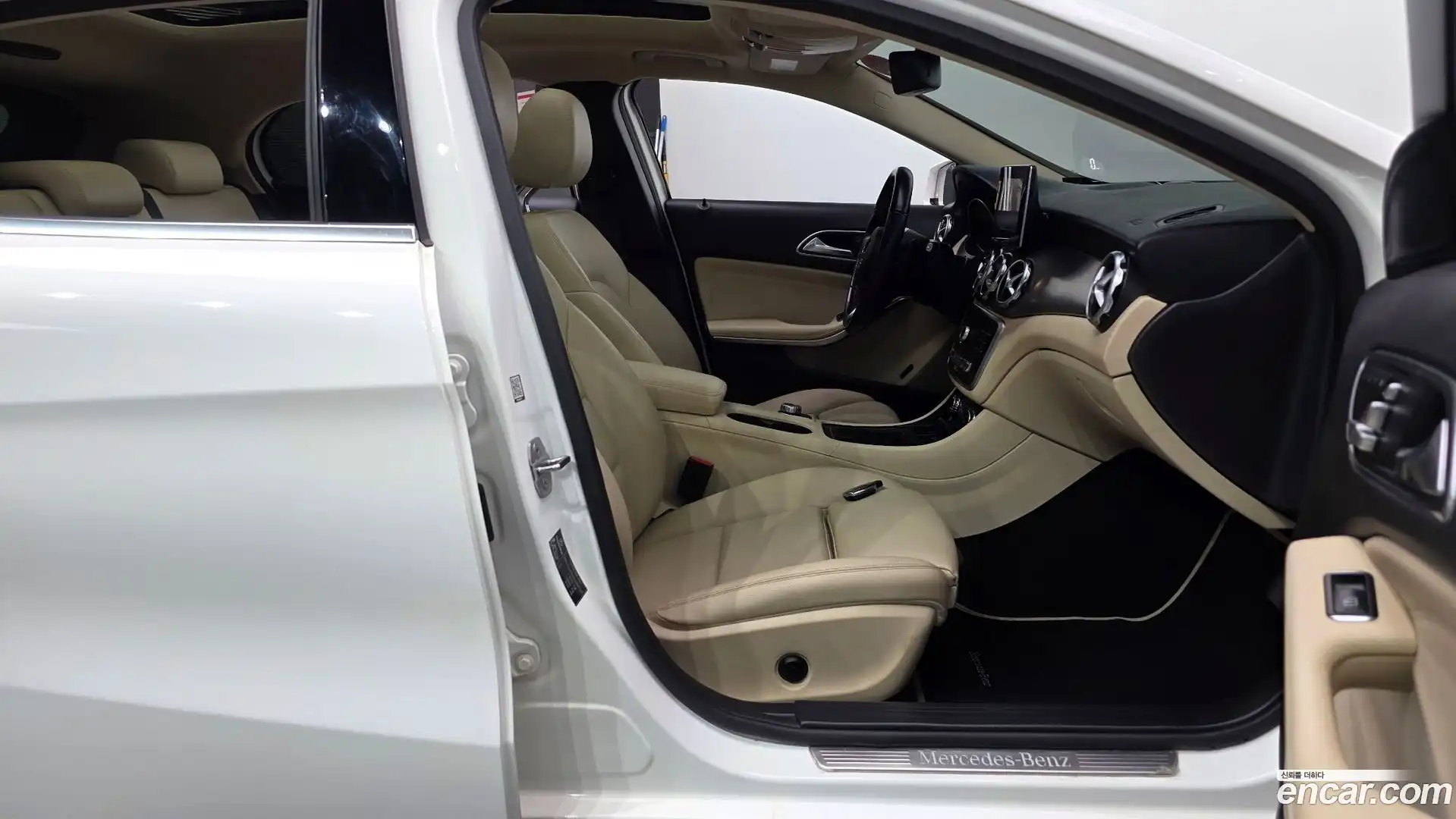 GLA-Class Mercedes-Benz 2019.0-INNER-036