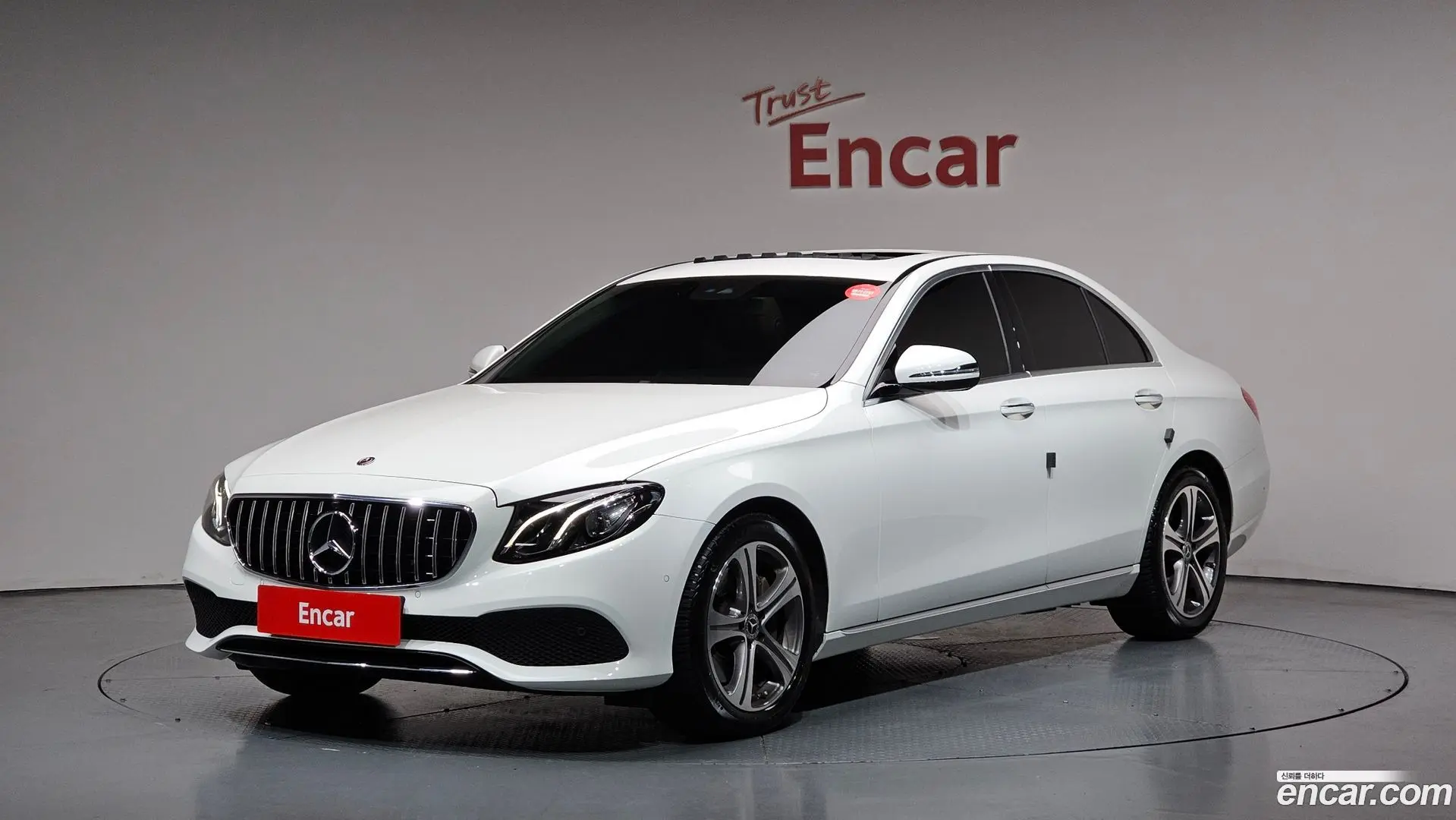 Main__Slider__Photo:E-Class Mercedes-Benz 2019.6-0