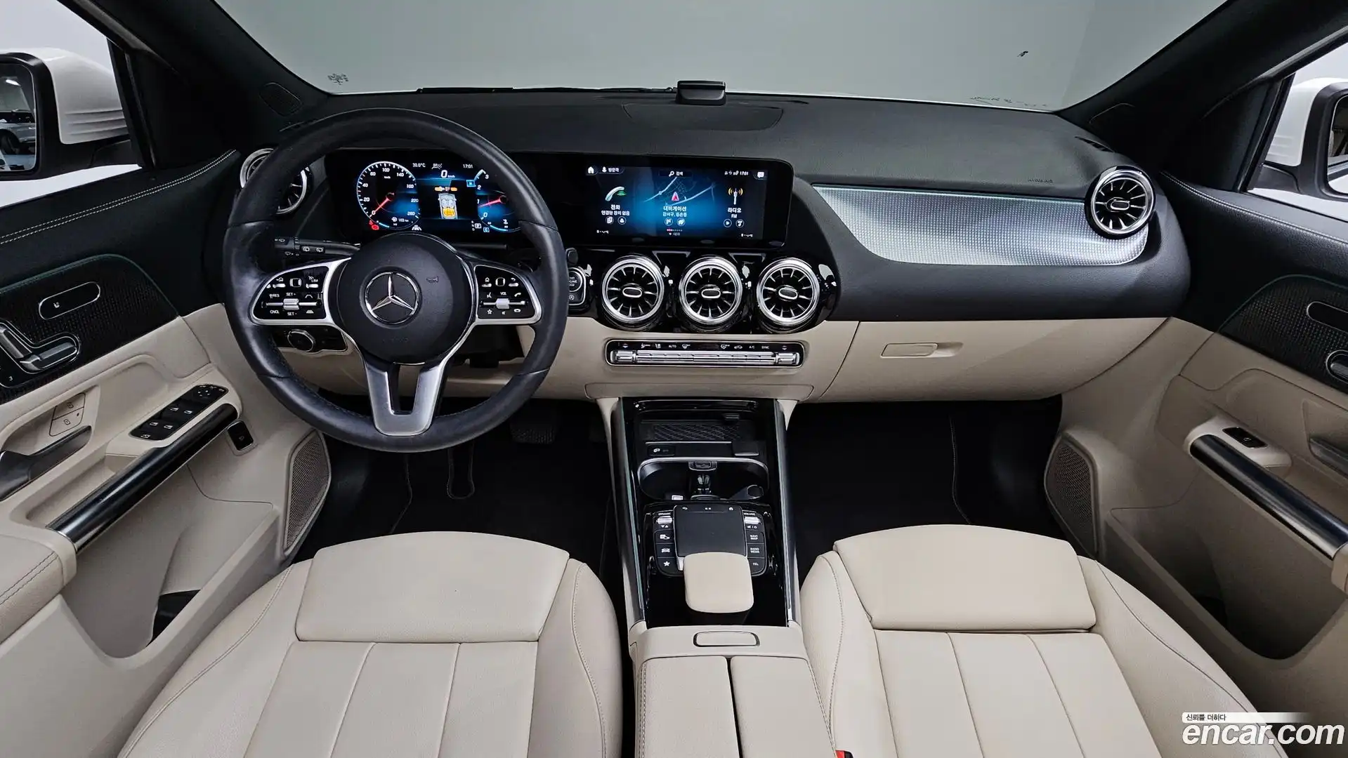 GLA-Class Mercedes-Benz 2021.4-INNER-007