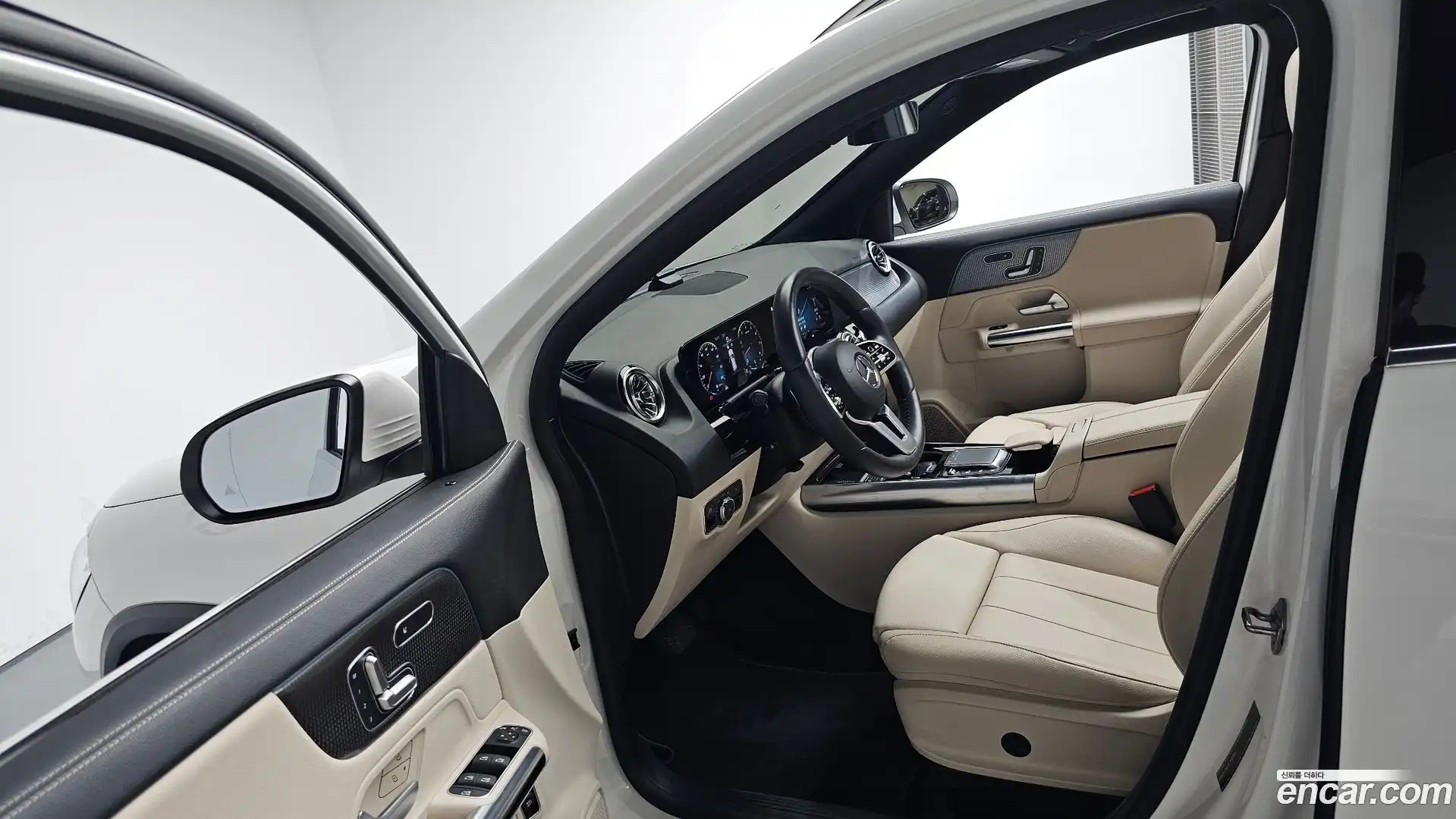 GLA-Class Mercedes-Benz 2021.4-INNER-010