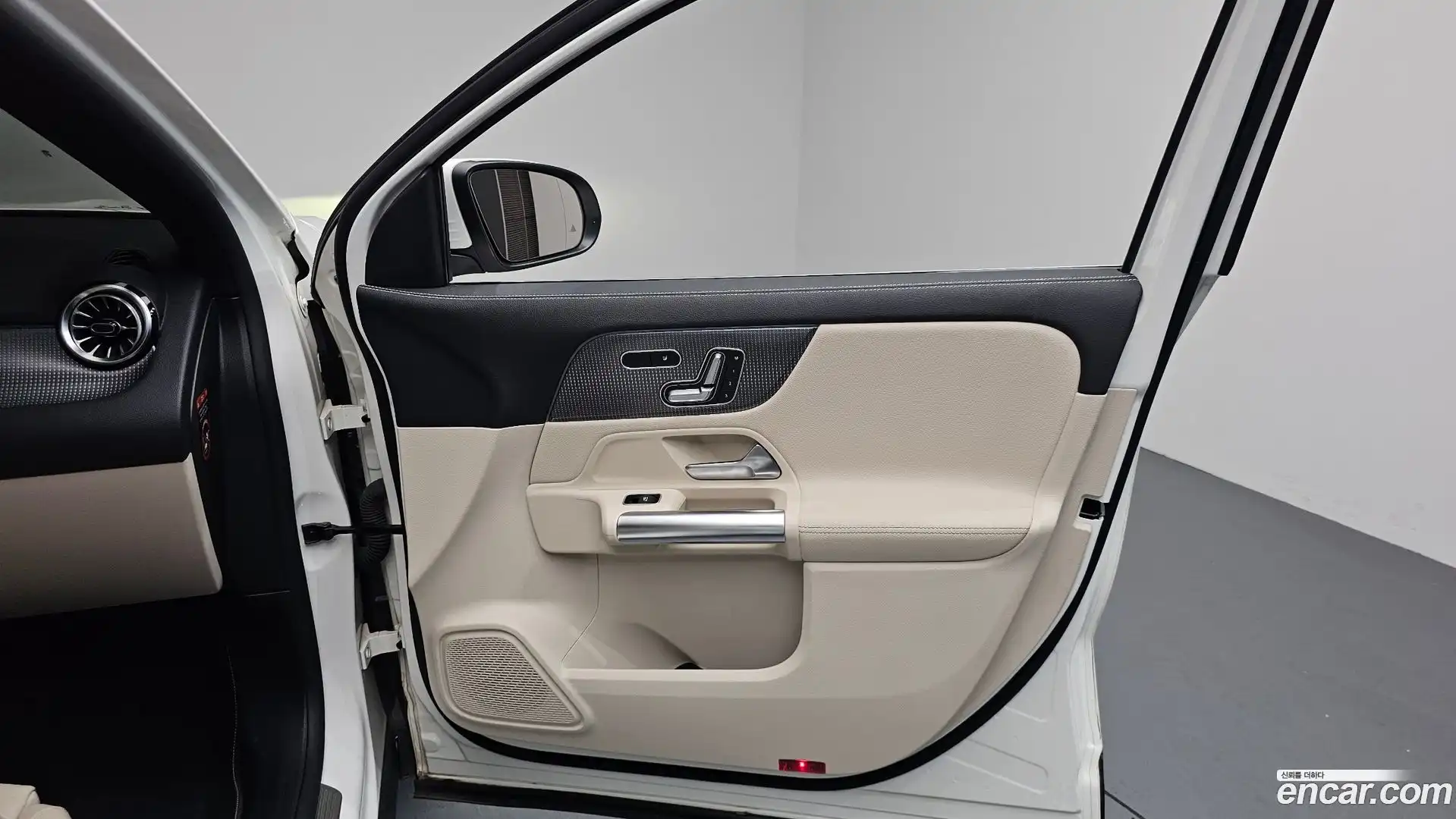 GLA-Class Mercedes-Benz 2021.4-INNER-034
