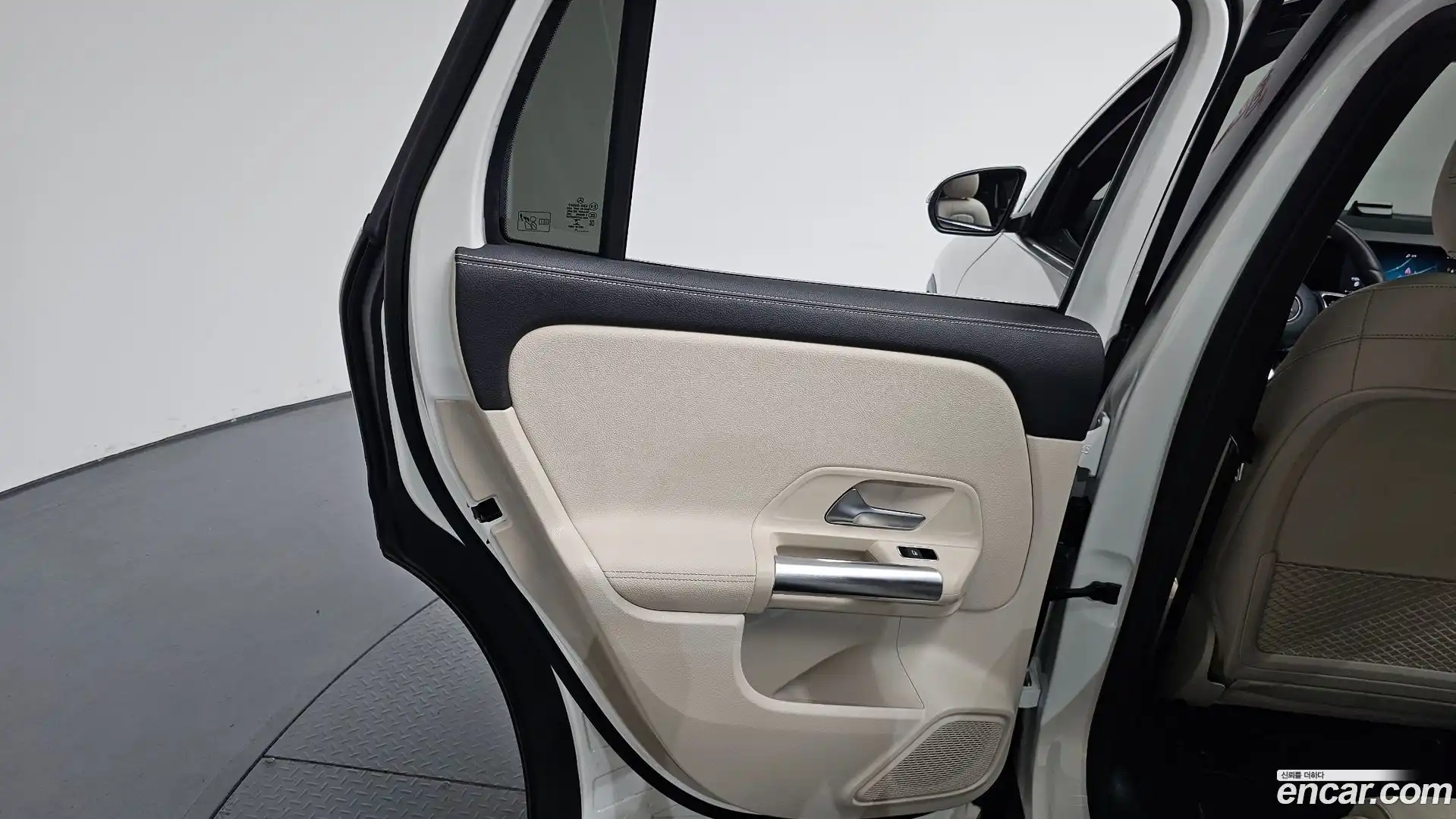 GLA-Class Mercedes-Benz 2021.4-INNER-035