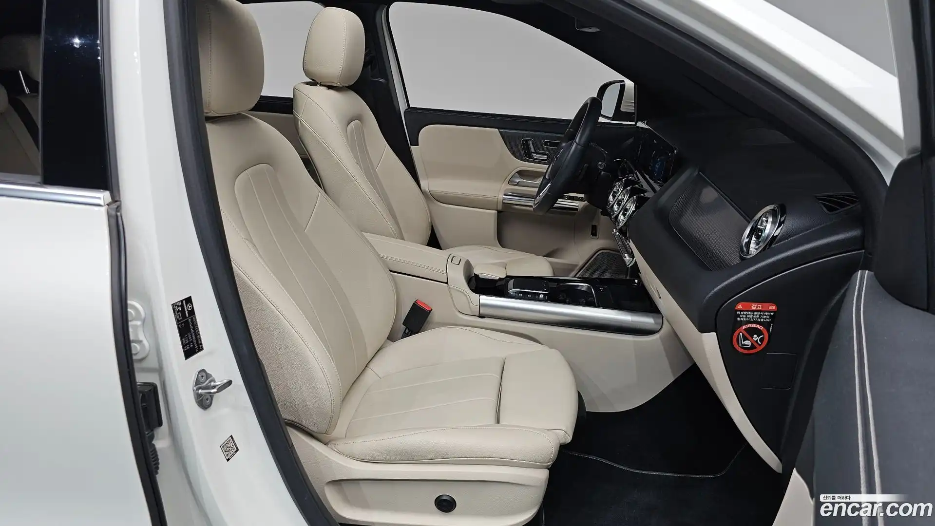 GLA-Class Mercedes-Benz 2021.4-INNER-036