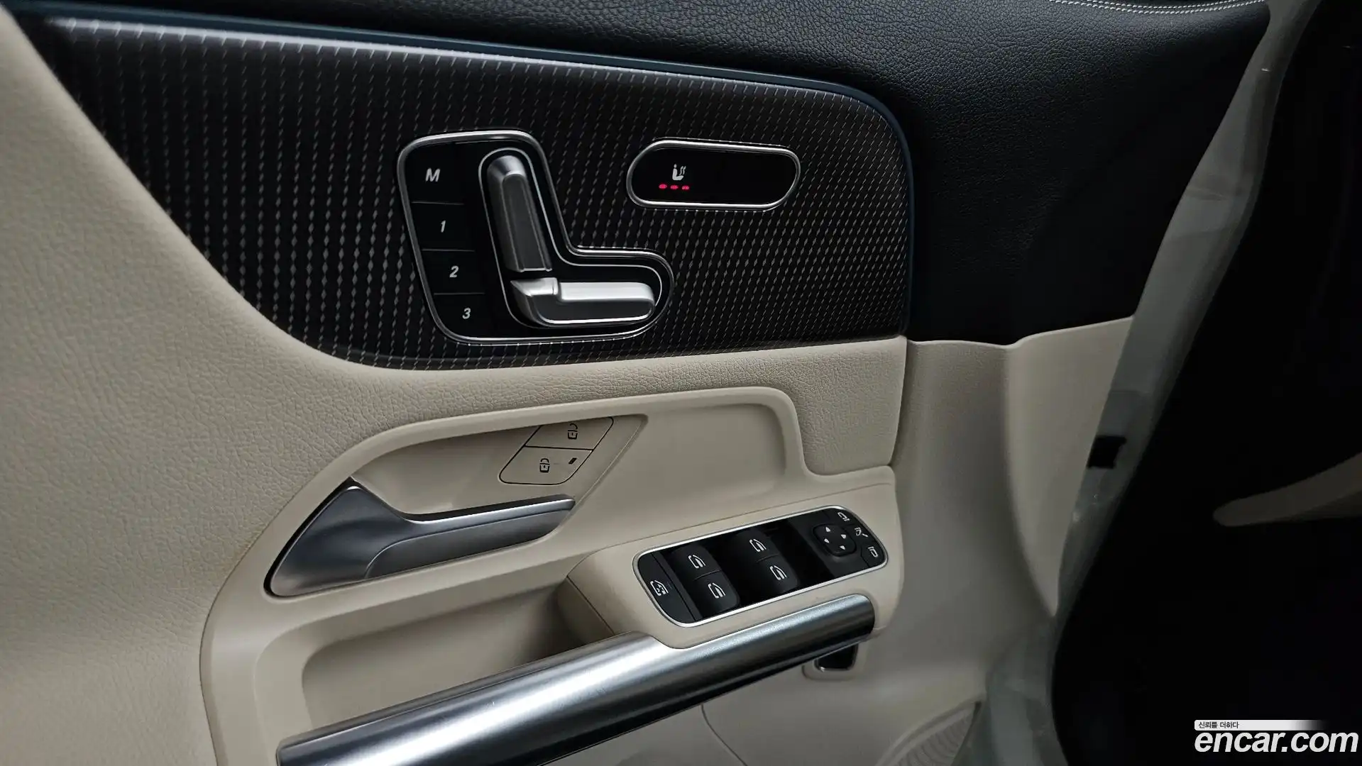 GLA-Class Mercedes-Benz 2021.4-OPTION-046