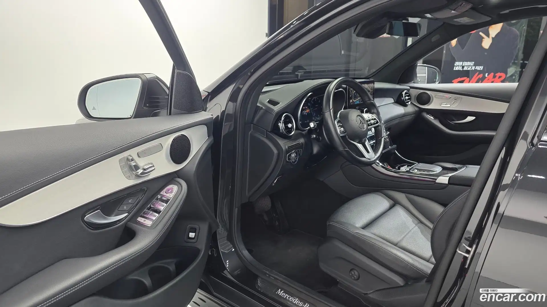 GLC-Class Mercedes-Benz 2022.8-INNER-010