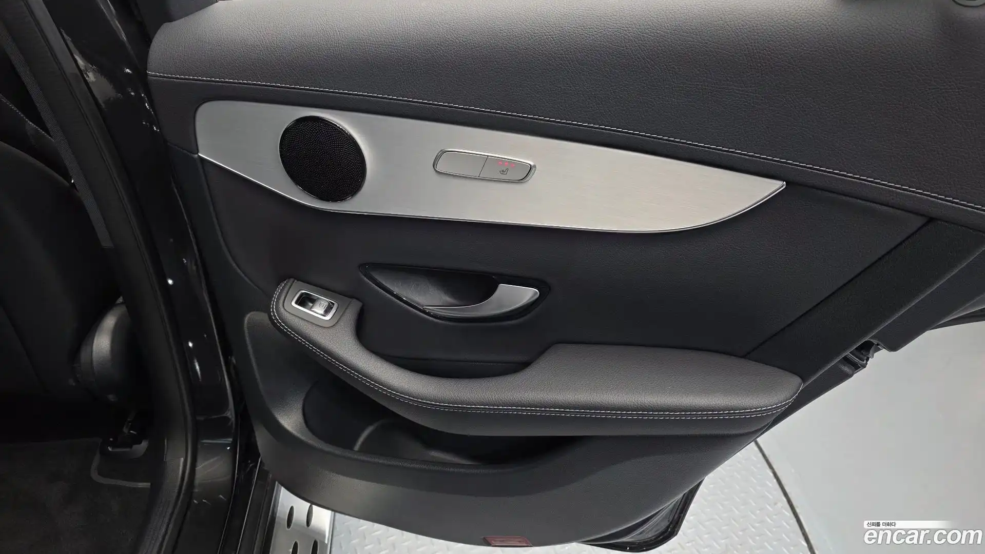 GLC-Class Mercedes-Benz 2022.8-INNER-035