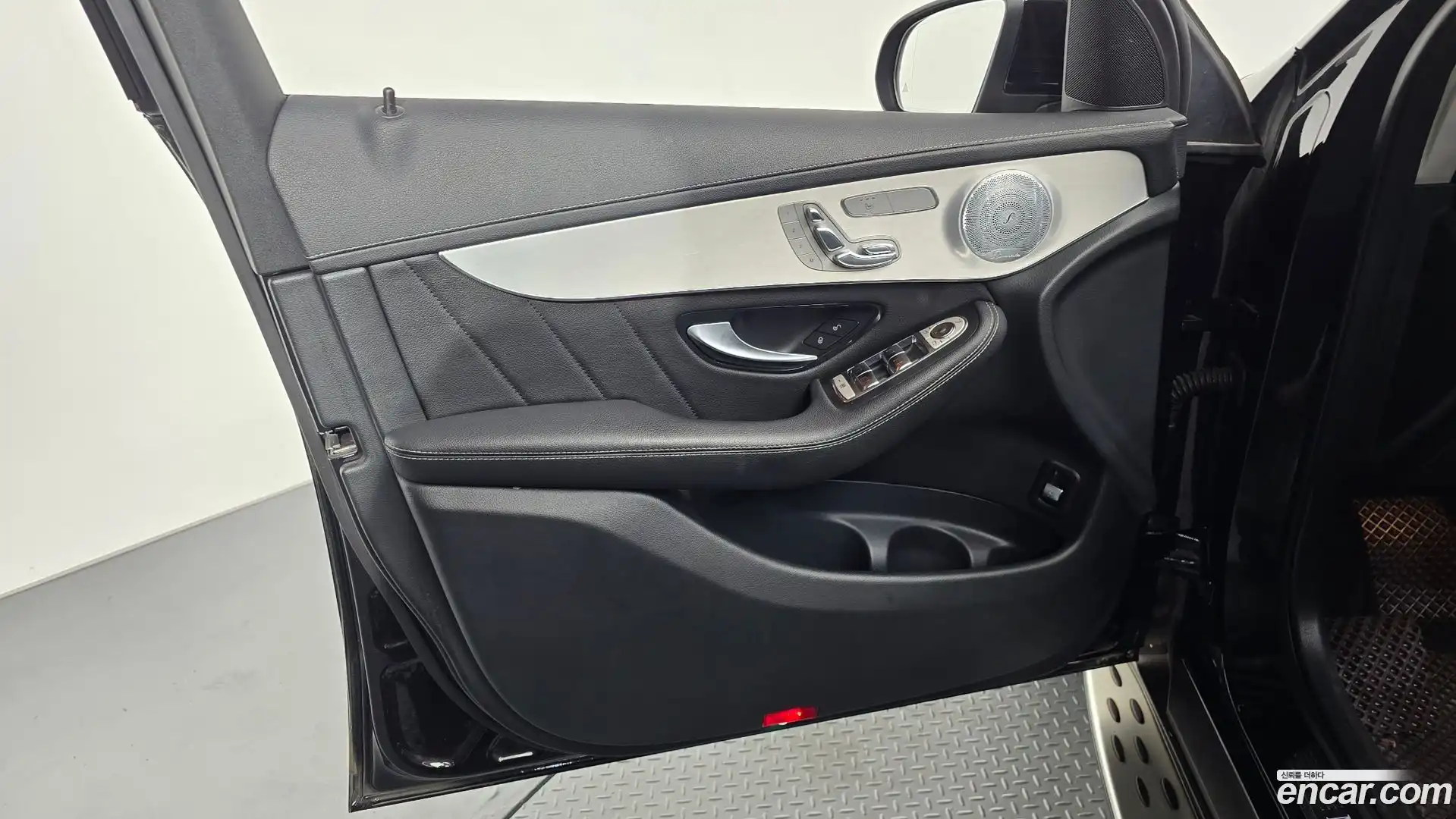 GLC-Class Mercedes-Benz 2019.11-INNER-034