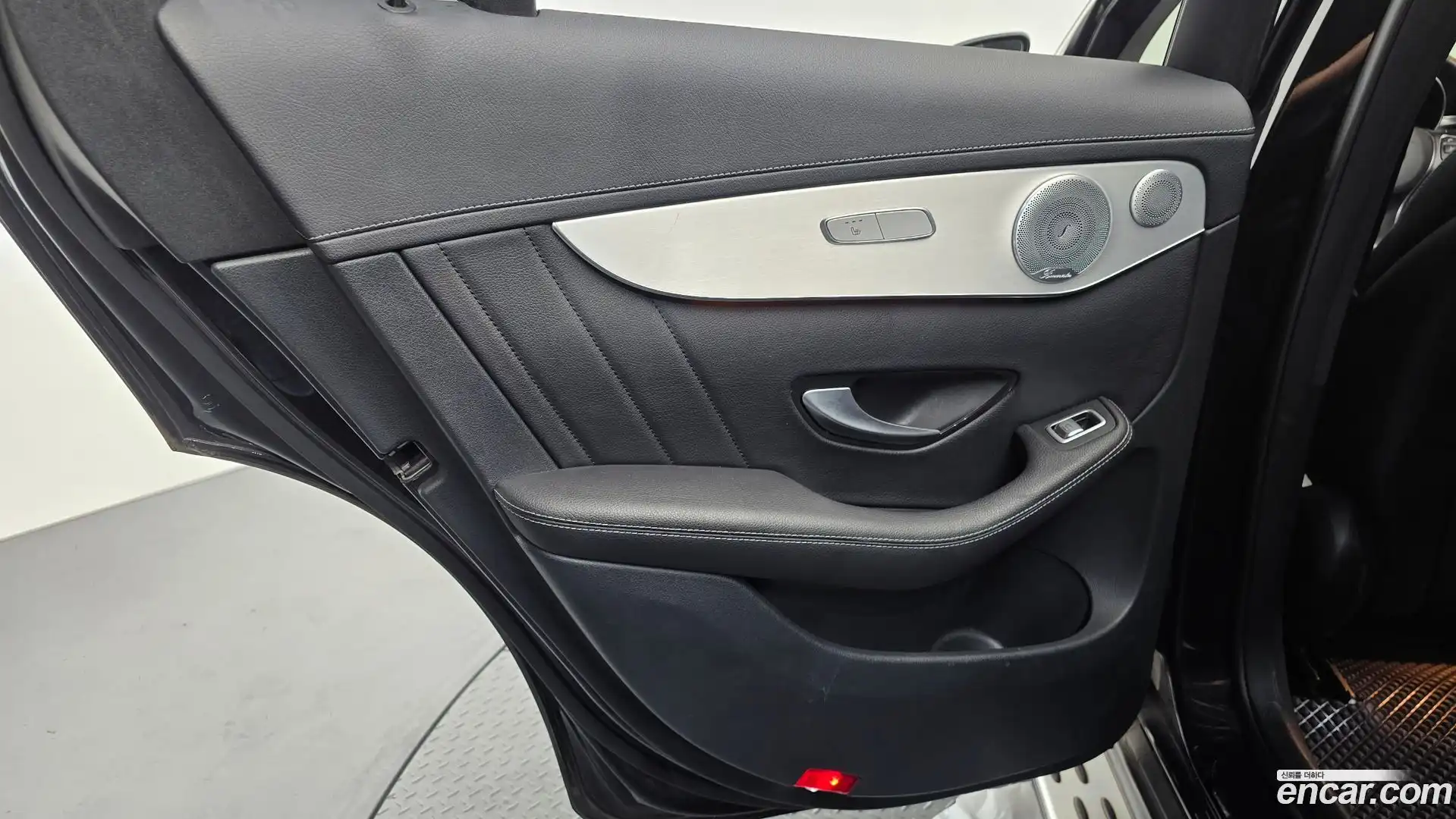 GLC-Class Mercedes-Benz 2019.11-INNER-035