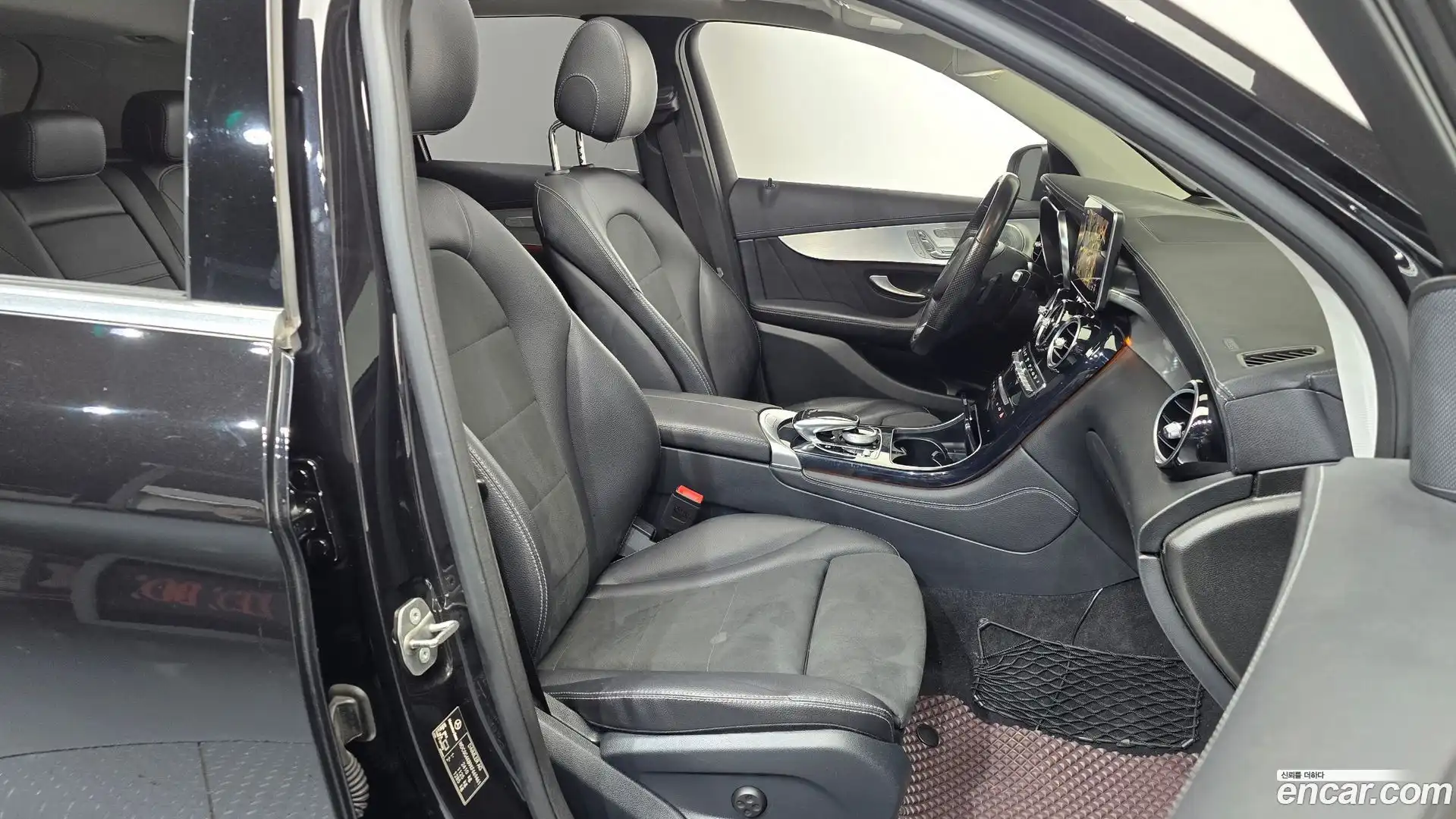 GLC-Class Mercedes-Benz 2019.11-INNER-036