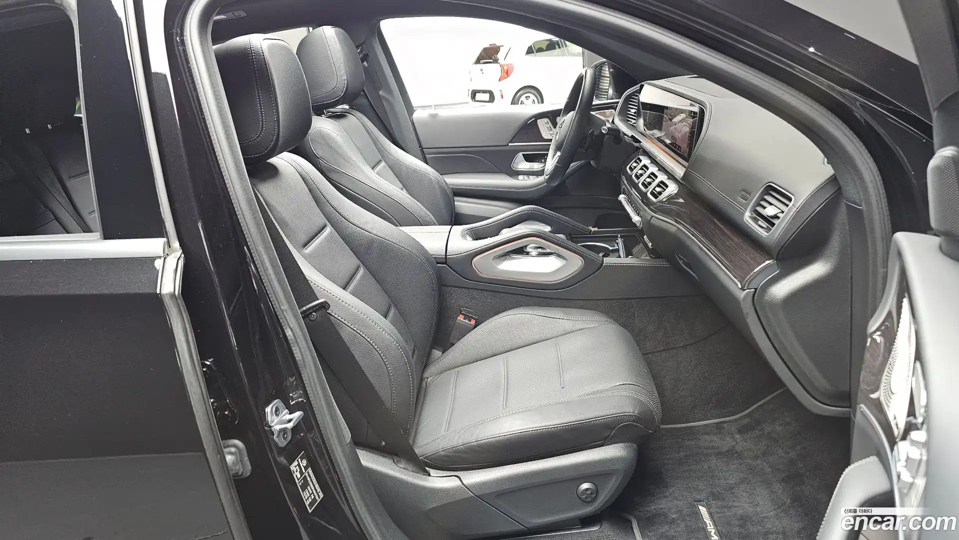 GLE-Class Mercedes-Benz 2023.7-INNER-010