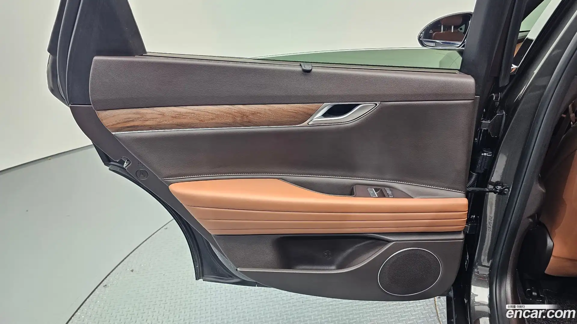 G80 Genesis 2024.0-INNER-035