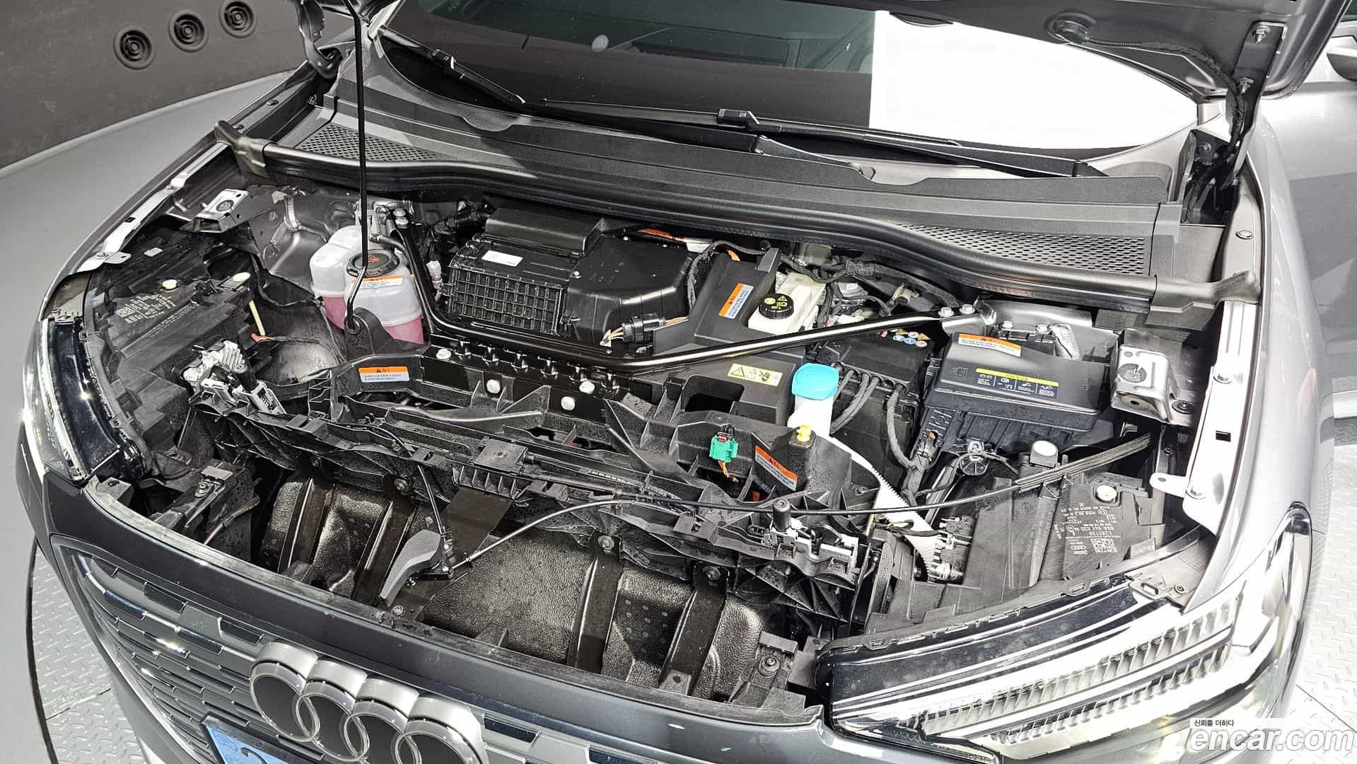 Q4 e-tron Audi 2025.8-OUTER-006